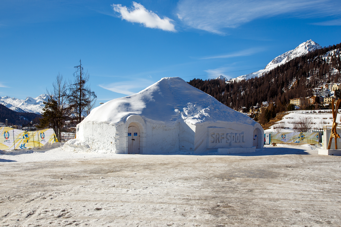 Das SRF Sport Schneehaus/Iglu beim RhB Bahnhof St. Moritz am 20 Februar 2017. Während der «Alpinen Ski WM St. Moritz 2017» (6. bis 19. Februar 2017) sendet SRF aus einem eigens aufgebauten Schneehaus beim Bahnhof St. Moritz. 