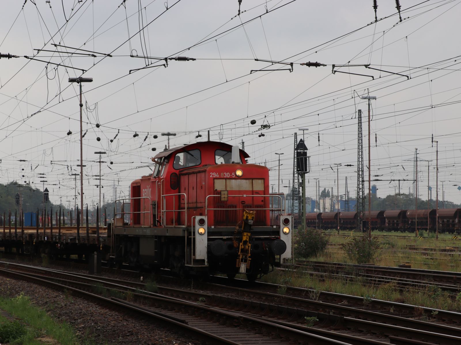 DB Cargo Diesellokomotive 294 830-5 G�terbahnhof Oberhausen West 18-08-2022.


DB Cargo diesellocomotief 294 830-5 goederenstation Oberhausen West 18-08-2022.