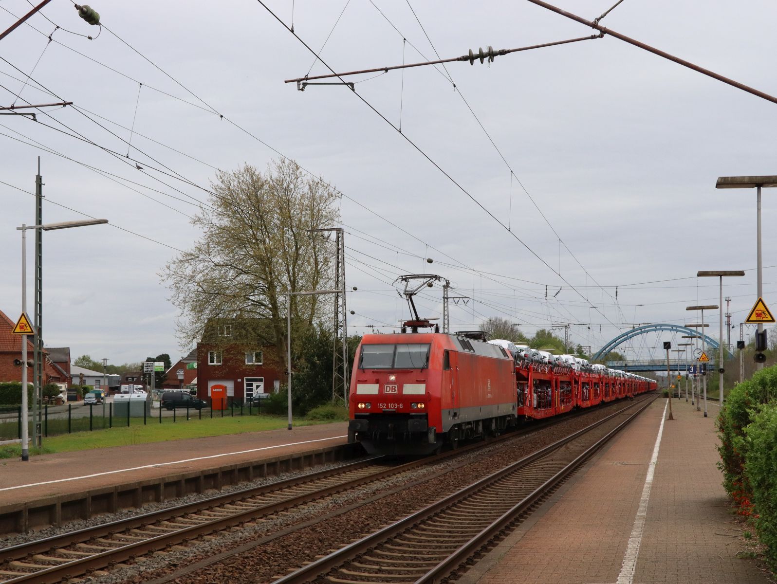 DB Cargo Lockomotive 152 103-8 mit G�terzug Gleis 4 Bahnhof Salzbergen 17-04-2025.

DB Cargo locomotief 152 103-8 met goederentrein spoor 4 station Salzbergen 17-04-2025.