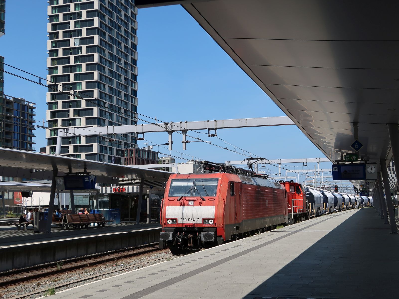 DB Cargo Lok 189 084-7 mit Dieselokomotive 6400. Durchfahrt Gleis 9 Utrecht Centraal Station 18-06-2025.


DB Cargo locomotief 189 084-7 met dieseloocomotief 6400 in opzending voor een goederentrein. Doorkomst spoor 9 Utrecht CS 18-06-2025.