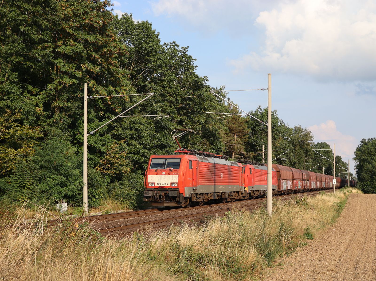 DB Cargo Lokmotive 189 072-2 mit Schwesterlok Felix-Lensing-Stra�e, H�thum 18-08-2022.

DB Cargo locomotief 189 072-2 met zusterloc Felix-Lensing-Stra�e, H�thum 18-08-2022.