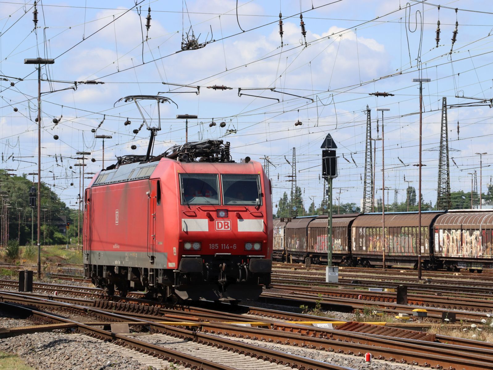 DB Cargo Lokomotive 185 114-6 G�terbahnhof Oberhausen West 11-07-2024.

DB Cargo locomotief 185 114-6 goederenstation Oberhausen West 11-07-2024.