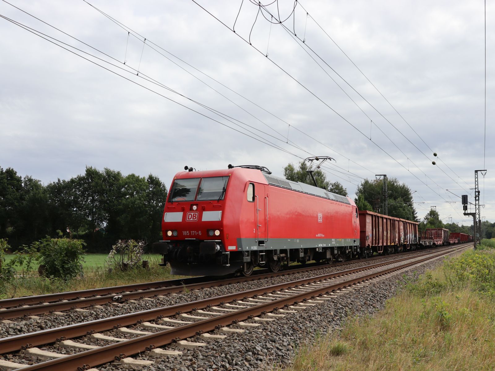 DB Cargo Lokomotive 185 171-6 Devesstrasse, Salzbergen 27-08-2025.

DB Cargo locomotief 185 171-6 Devesstrasse, Salzbergen 27-08-2025.