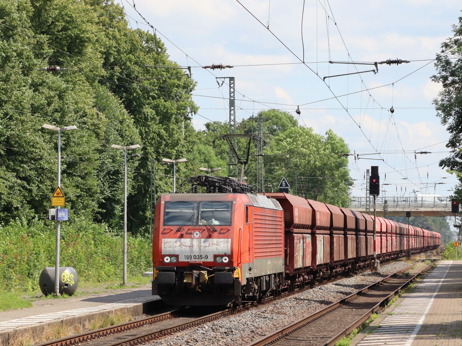 DB Cargo Lokomotive 189 035-9 Gleis 2 Bahnhof Empel-Rees 11-07-2024.

DB Cargo locomotief 189 035-9 spoor 2 station Empel-Rees 11-07-2024.