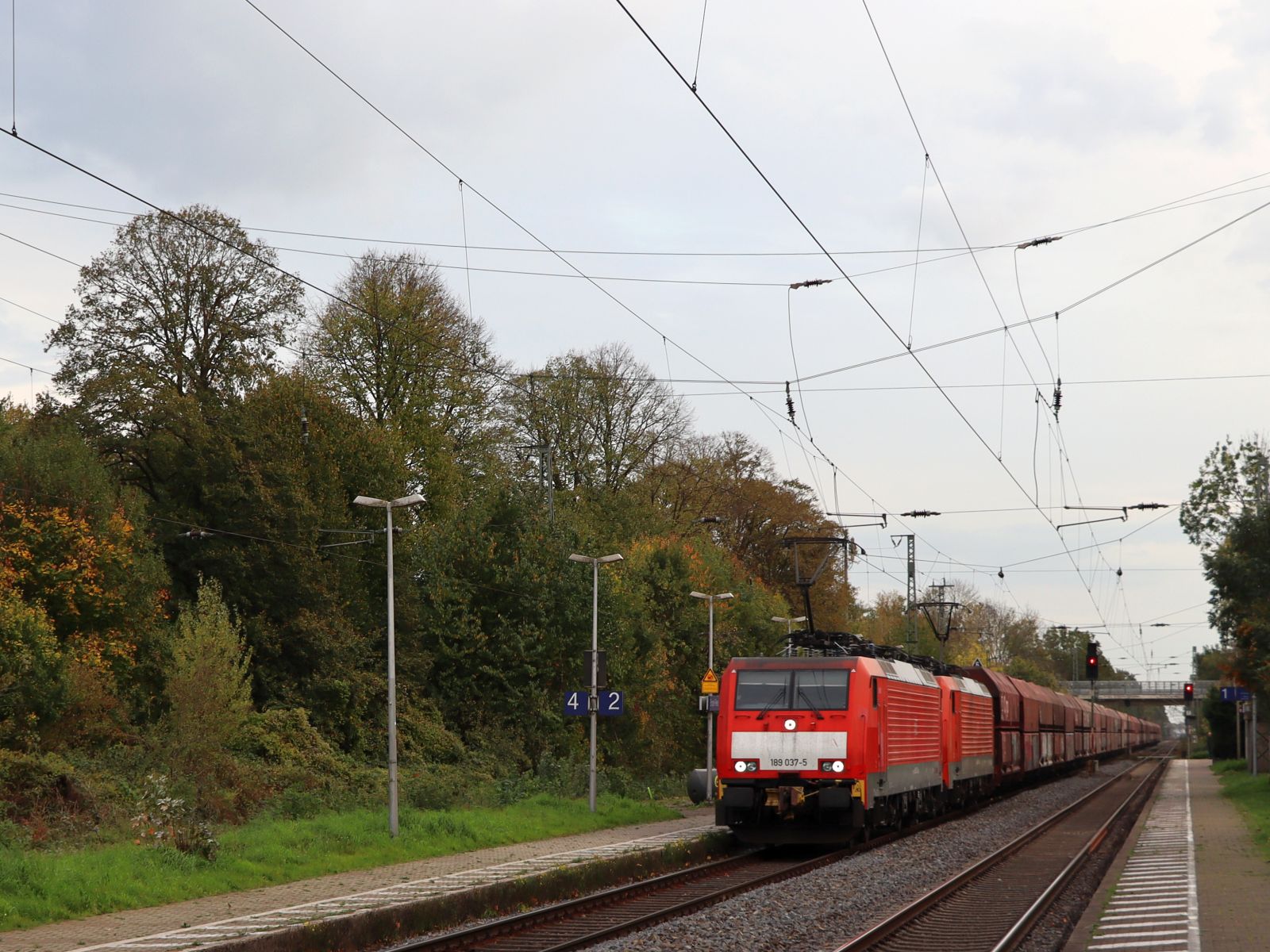 DB Cargo lokomotive 189 037-5 mit Schwesterlok Gleis 2 Bahnhof Empel-Rees 03-11-2022.

DB Cargo locomotief 189 037-5 met zusterloc spoor 2 station Empel-Rees 03-11-2022.