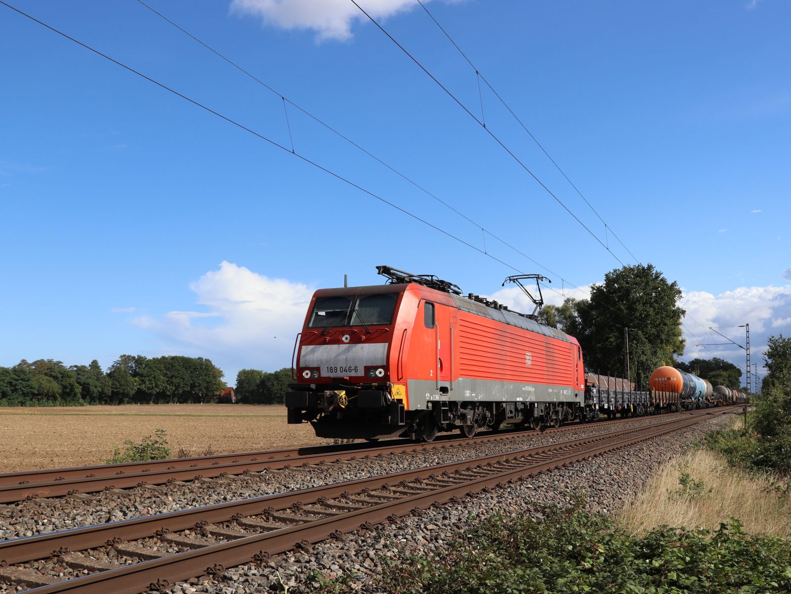 DB Cargo Lokomotive 189 046-6 bei Bahn�bergang Wasserstrasse, Hamminkeln 16-09-2022.

DB Cargo locomotief 189 046-6 bij overweg Wasserstrasse, Hamminkeln 16-09-2022.