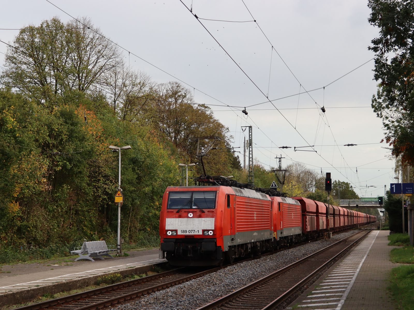 DB Cargo Lokomotive 189 077-1 mit Schwesterlok Gleis 2 Bahnhof Empel-Rees 03-11-2022.

DB Cargo locomotief 189 077-1 met zusterloc spoor 2 station Empel-Rees 03-11-2022.