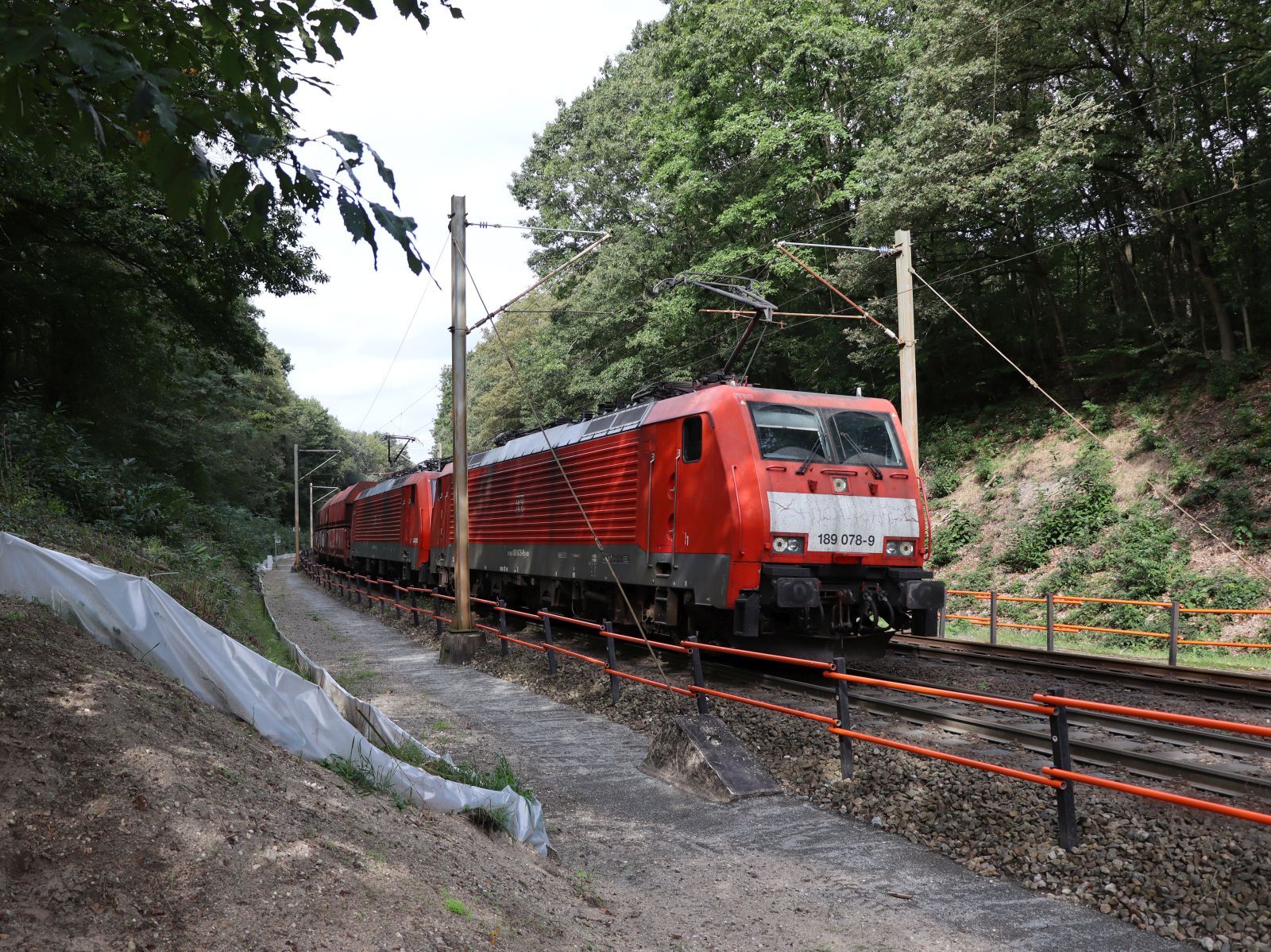DB Cargo Lokomotive 189 078-9 mit Schwesterlok Bahn�bergang Bovenste Molenweg, Venlo 28-09-2023.

DB Cargo locomotief 189 078-9 met zusterloc overweg Bovenste Molenweg, Venlo 28-09-2023.