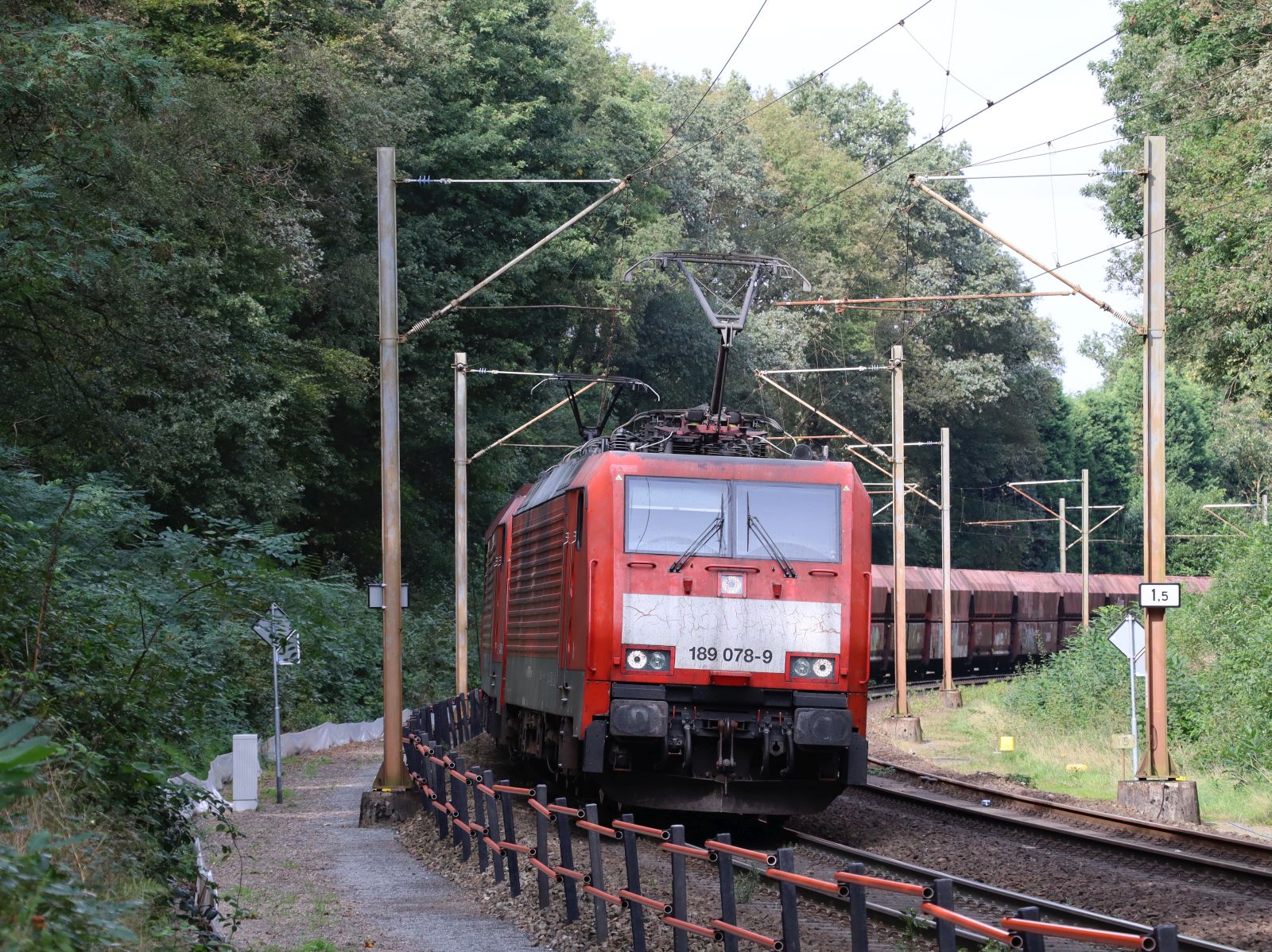 DB Cargo Lokomotive 189 078-9 mit Schwesterlok Bahn�bergang Bovenste Molenweg, Venlo 28-09-2023.

DB Cargo locomotief 189 078-9 met zusterloc overweg Bovenste Molenweg, Venlo 28-09-2023.
