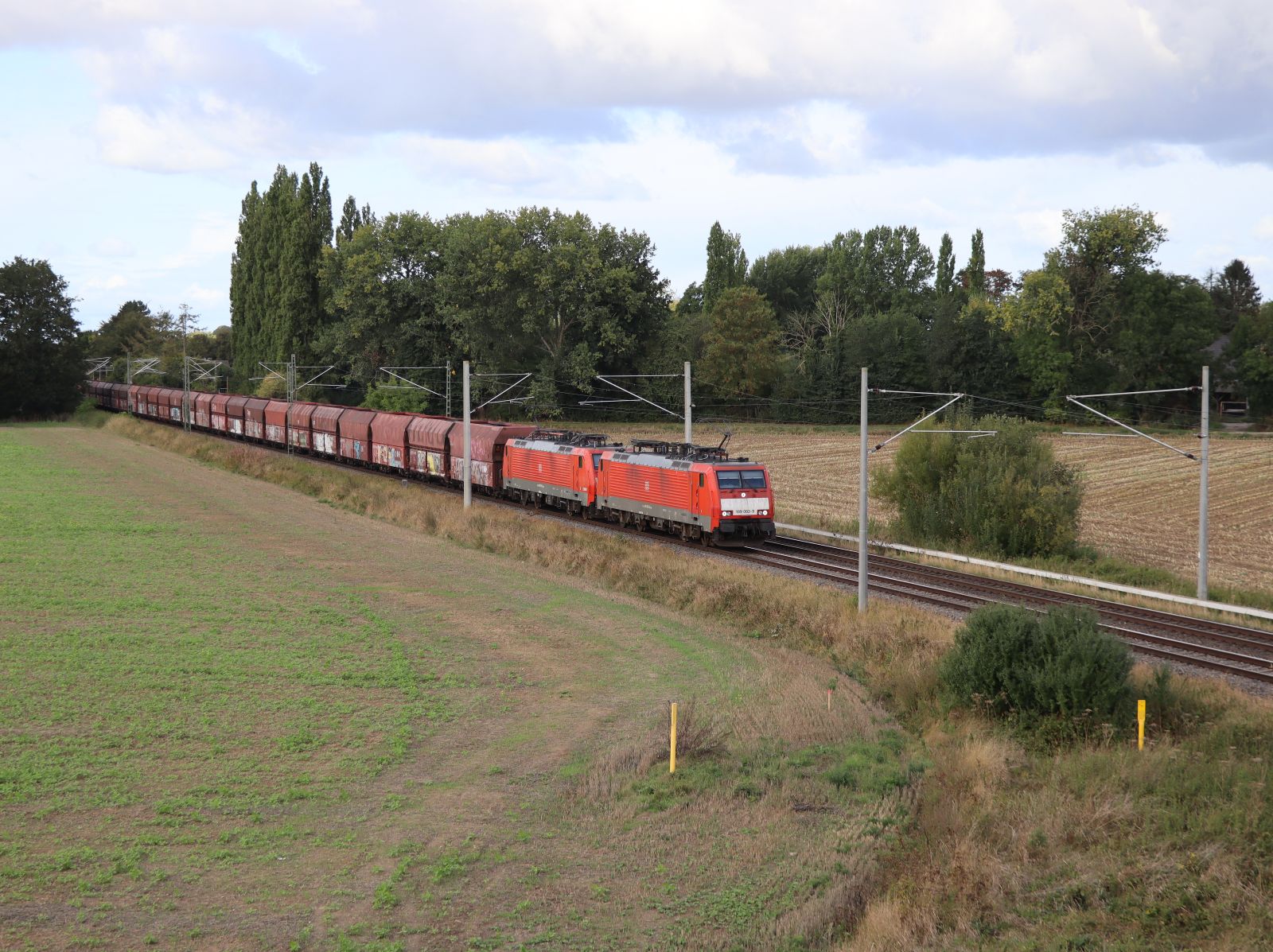 DB Cargo Lokomotive 189 083-9 mit Schwesterlok Baumannstrasse, Praest bei Emmerich 16-09-2022.



DB Cargo locomotief 189 083-9 met zusterloc Baumannstrasse, Praest bij Emmerich 16-09-2022.