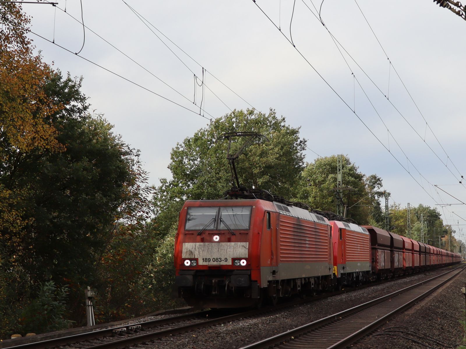 DB Cargo Lokomotive 189 083-9 mit Schwesterlok bei Bahn�bergang Grenzweg, Hamminkeln 03-11-2022.

DB Cargo locomotief 189 083-9 met zusterloc bij overweg Grenzweg, Hamminkeln 03-11-2022.