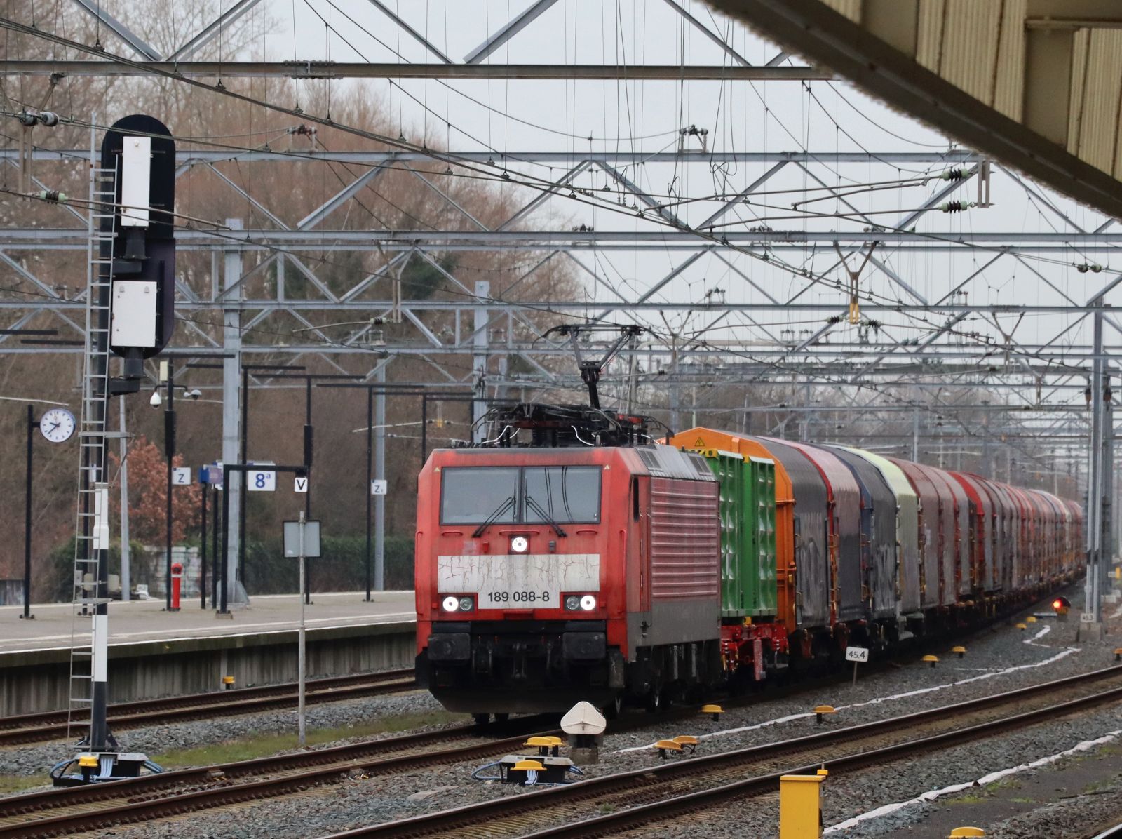 DB Cargo Lokomotive 189 088-8 mit G�terzug Gleis 7 Leiden Centraal Station 20-02-2024.

DB Cargo locomotief 189 088-8 met goederentrein spoor 7 Leiden Centraal 20-02-2024.