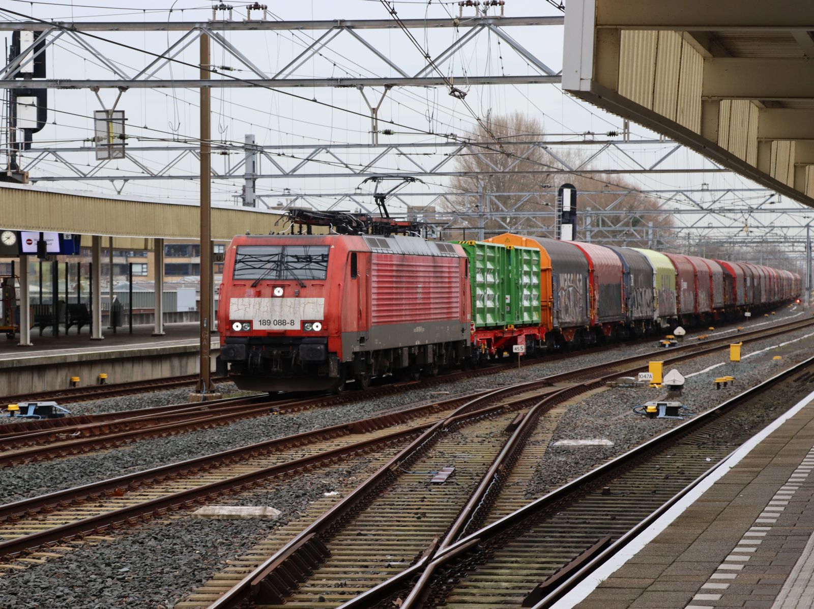 DB Cargo Lokomotive 189 088-8 mit G�terzug Gleis 7 Leiden Centraal Station 20-02-2024.

DB Cargo locomotief 189 088-8 met goederentrein spoor 7 Leiden Centraal 20-02-2024.