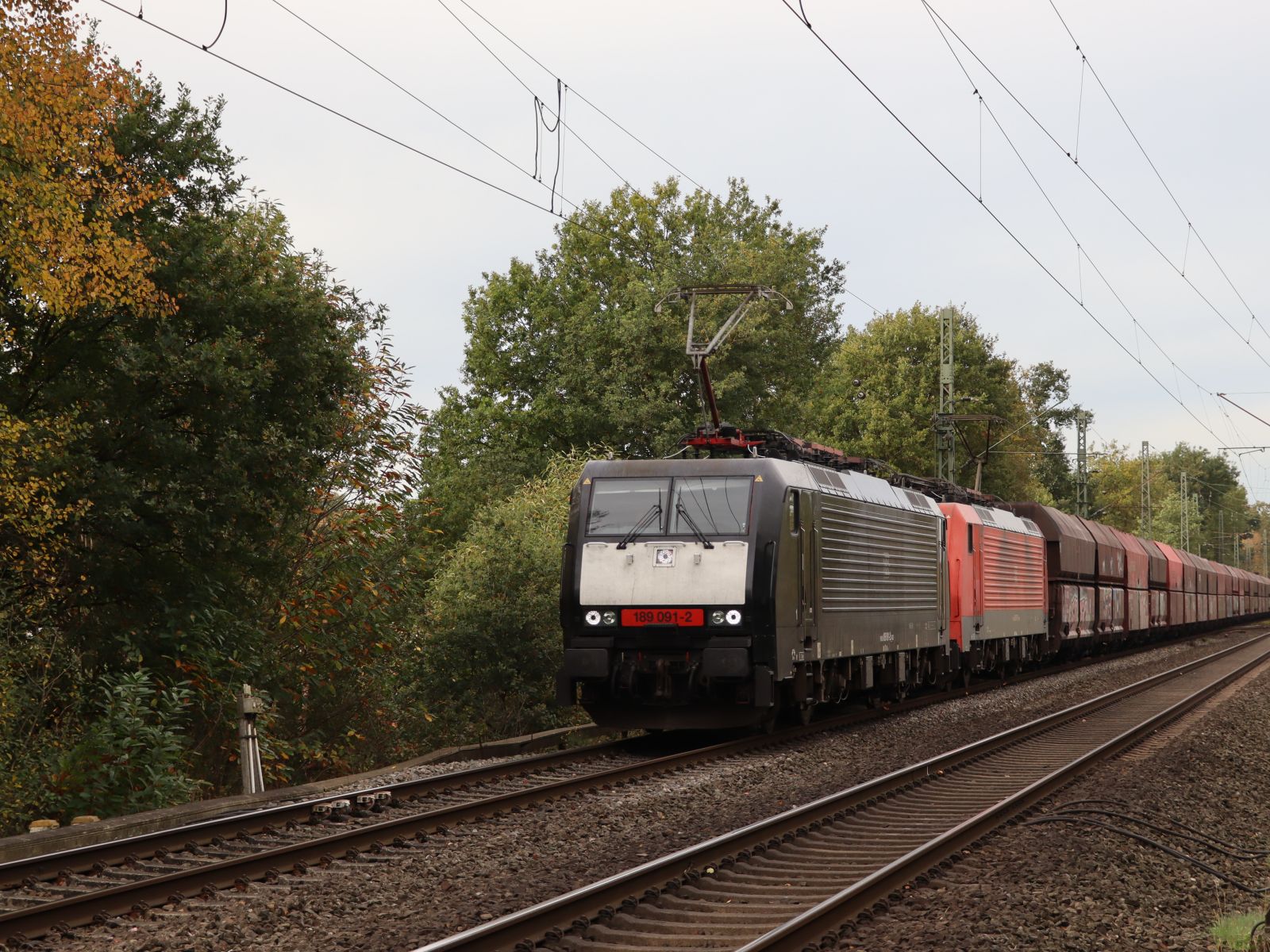 DB Cargo Lokomotive 189 091-2 mit Schwesterlok Grenzweg, Hamminkeln 03-11-2022.

DB Cargo locomotief 189 091-2 met zusterloc Grenzweg, Hamminkeln 03-11-2022.