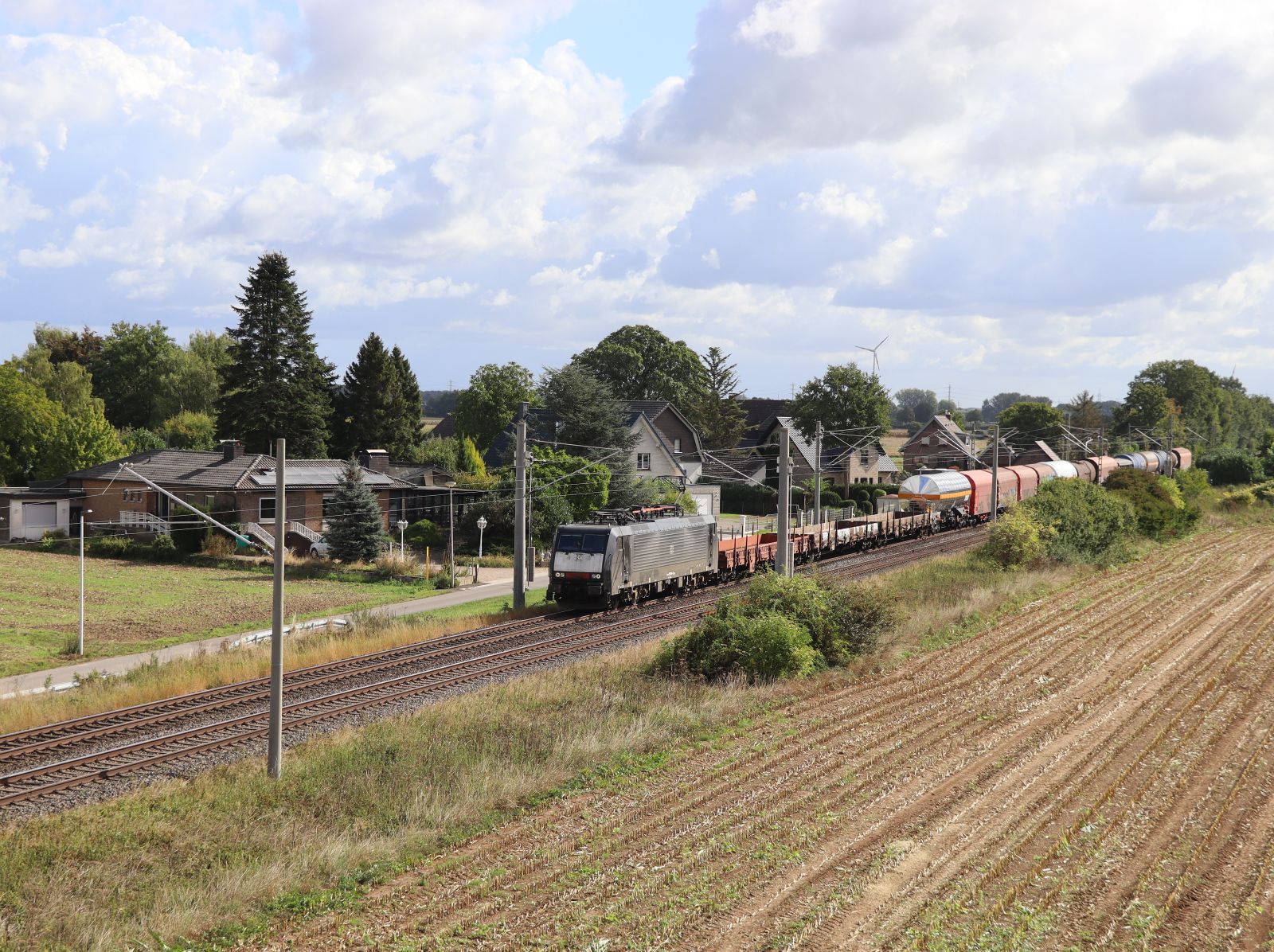 DB Cargo Lokomotive 189 094-6 Baumannstrasse, Praest bei Emmerich am Rhein 16-09-2022.

DB Cargo locomotief 189 094-6 Baumannstrasse, Praest bij Emmerich 16-09-2022.
