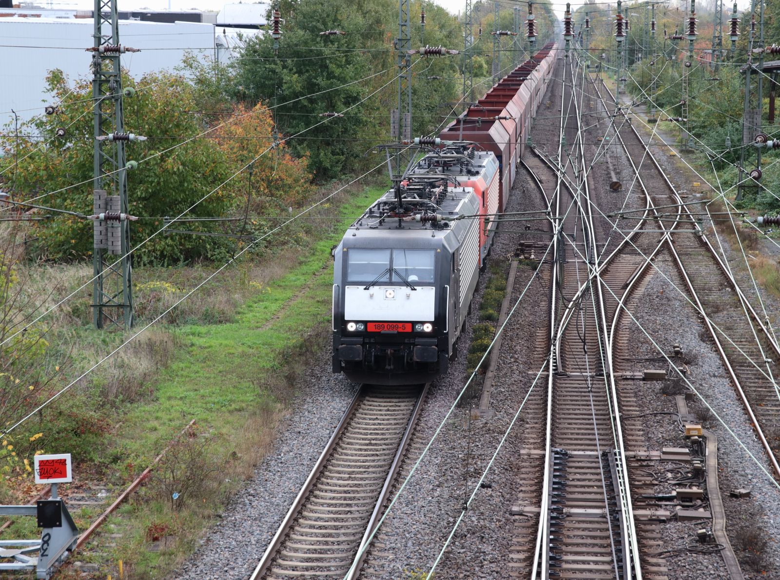 DB Cargo Lokomotive 189 099-5 (91 80 6189 099-5 D-DB) met Schwesterlok Nierenberger Stra�e, Emmerich amRhein 03-11-2022.


DB Cargo locomotief 189 099-5 (91 80 6189 099-5 D-DB) met zusterloc Nierenberger Stra�e, Emmerich 03-11-2022.