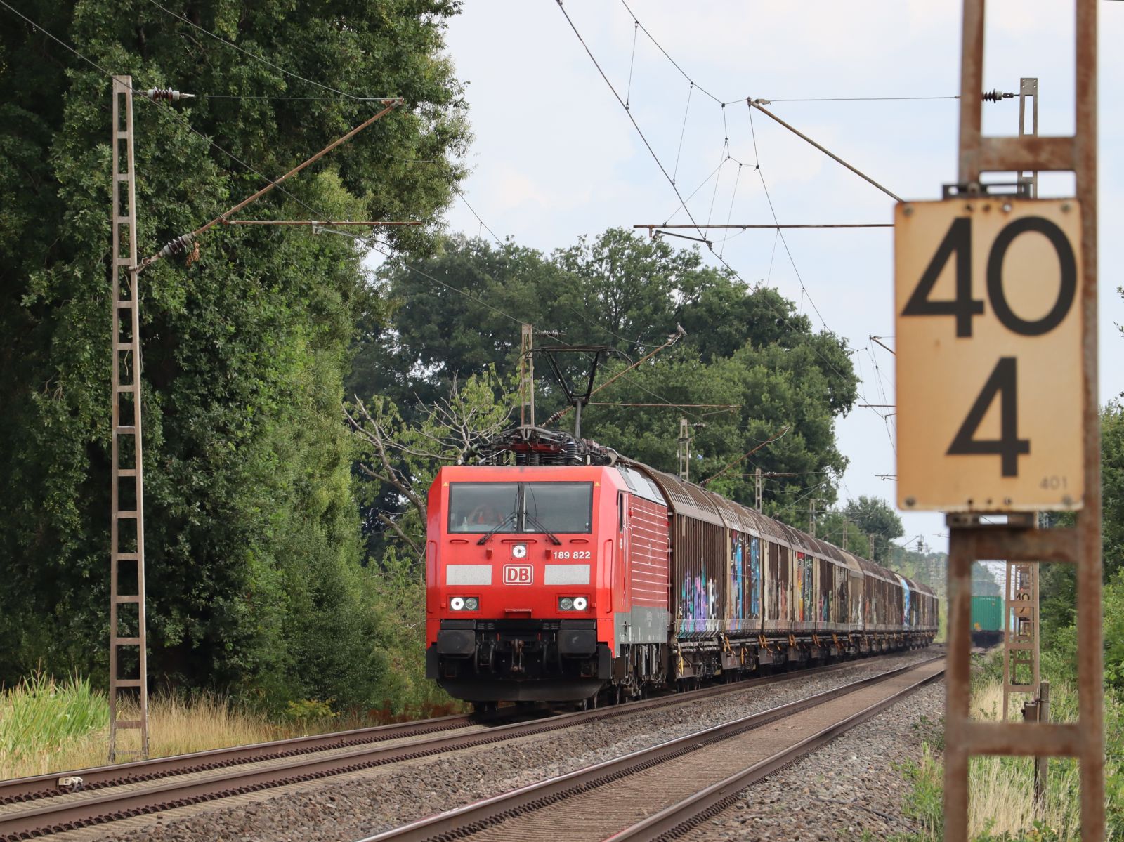 DB Cargo Lokomotive 189 822-0 (91 80 6189 822-0 D-DB) bei Bahn�bergang Wasserstrasse Hamminkeln 18-08-2022.

DB Cargo locomotief 189 822-0 (91 80 6189 822-0 D-DB) bij overweg Wasserstrasse Hamminkeln 18-08-2022.