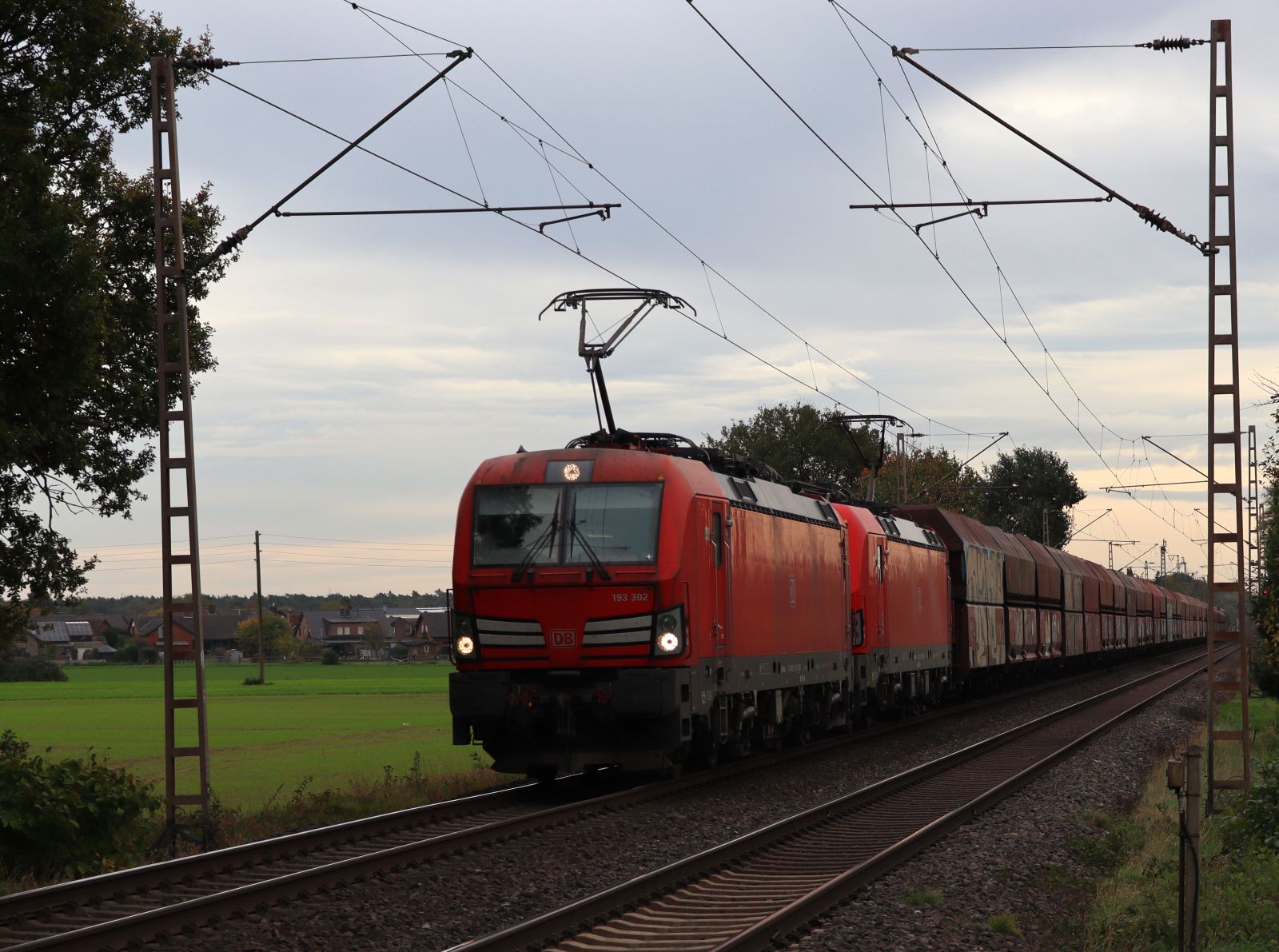 DB Cargo Lokomotive 193 302-7 (91 80 6193 302-7 D-DB) mit Schwesterlok Kikenheckweg, Hamminkeln 03-11-2022.


DB Cargo locomotief 193 302-7 (91 80 6193 302-7 D-DB) met zusterloc Kikenheckweg, Hamminkeln 03-11-2022.