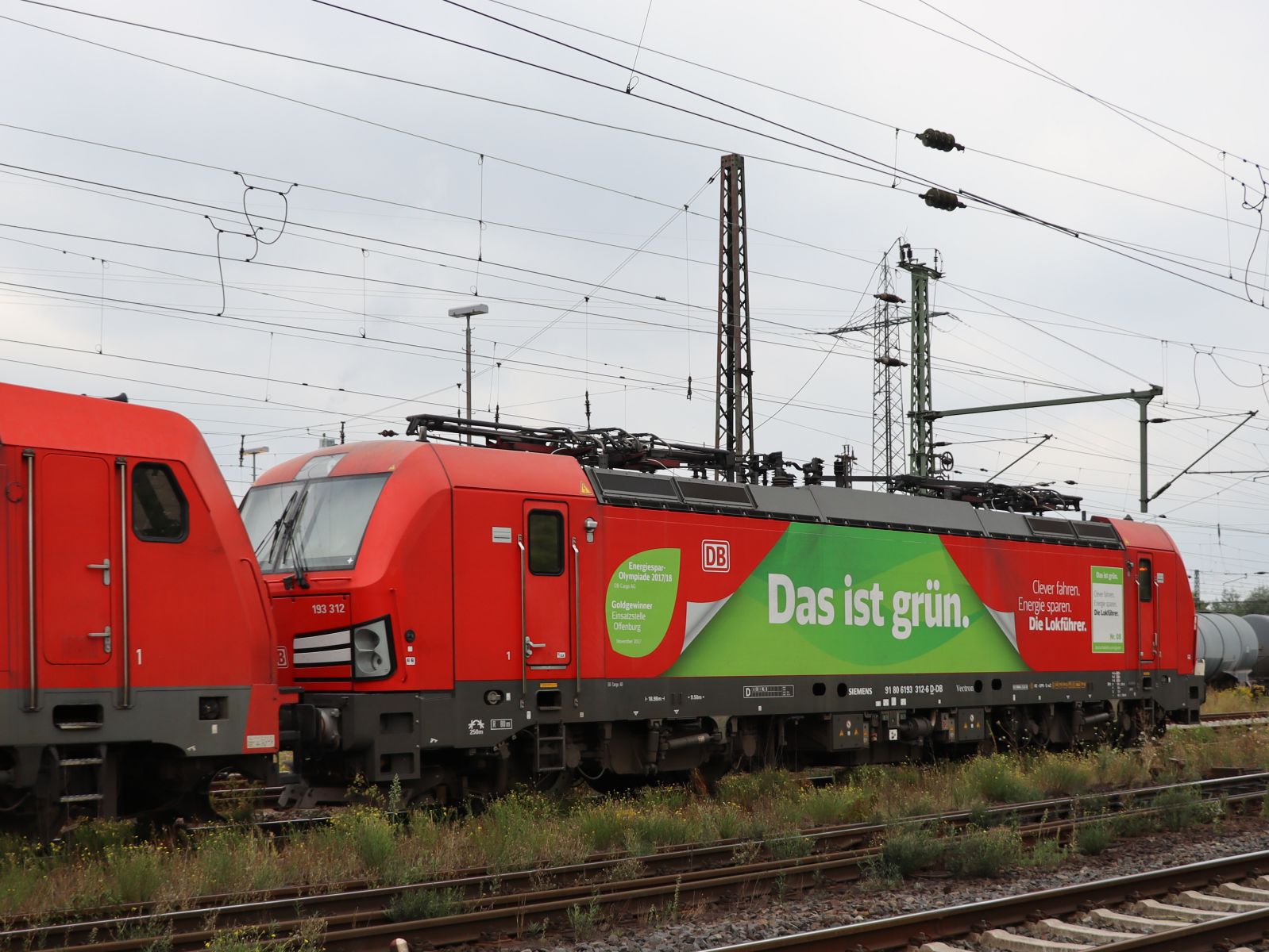 DB Cargo Lokomotive 193 312-6 (91 80 6193 312-6 D-DB) mit Aufschrift  Das ist grun  und 185 248-2 (91 80 6 185 248-2 D-DB) G�terbahnhof Oberhausen West 18-08-2022.

DB Cargo locomotief 193 312-6 (91 80 6193 312-6 D-DB) met opschrift  Das ist grun  en 185 248-2 (91 80 6 185 248-2 D-DB) goederenstation Oberhausen West 18-08-2022.