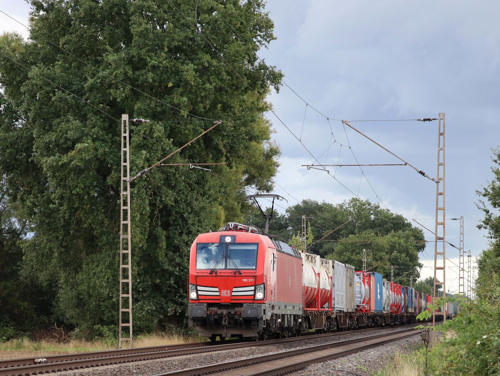 DB Cargo Lokomotive 193 317-5 Wasserstrasse, Hamminkeln 16-09-2022.

DB Cargo locomotief 193 317-5 Wasserstrasse, Hamminkeln 16-09-2022.