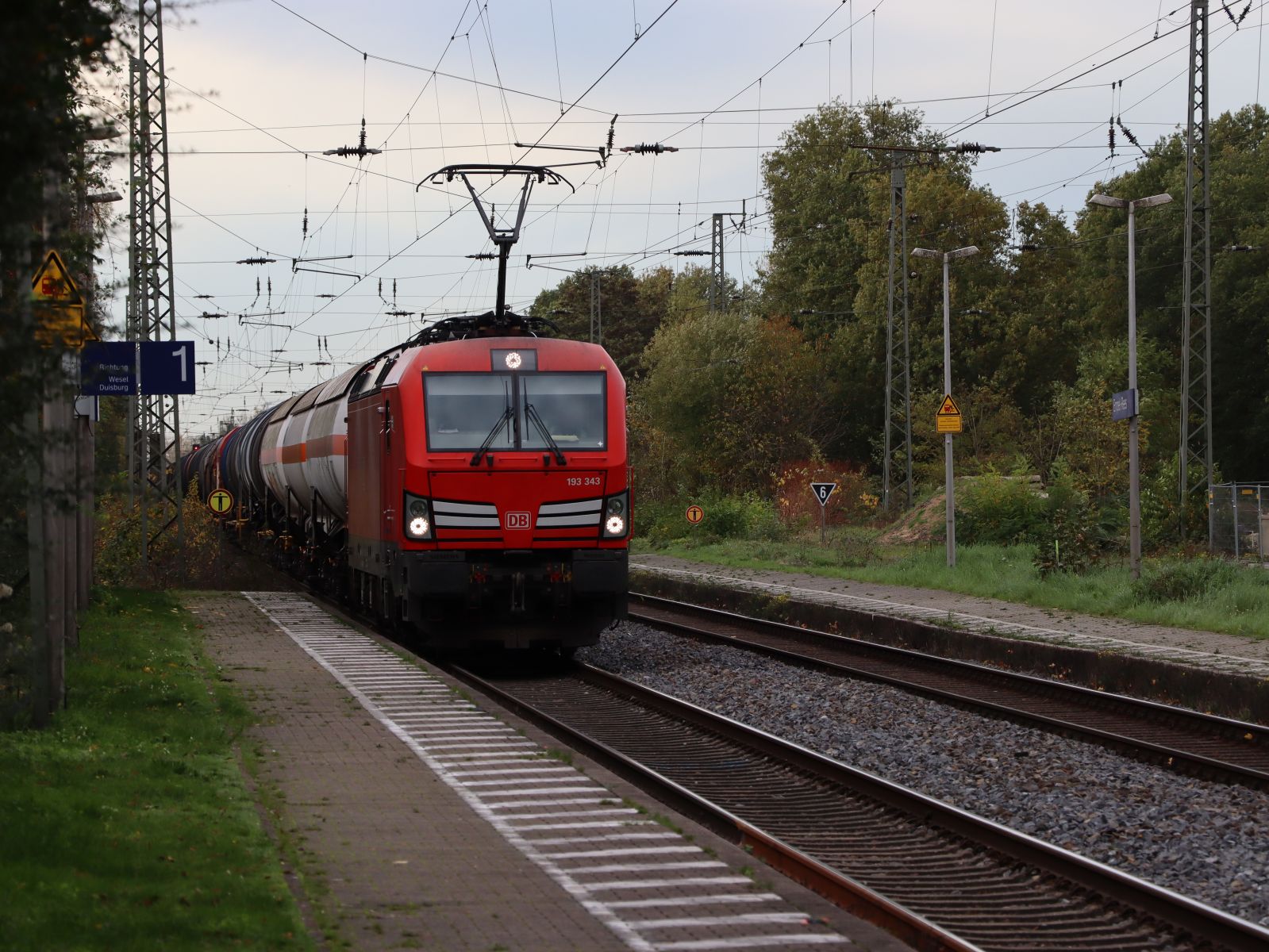 DB Cargo Vectron Lokomotive 193 343-1 (91 80 6193 343-1 D-DB) Durchfahrt Gleis 1 Bahnhof Empel-Rees 03-11-2022.

DB Cargo Vectron locomotief 193 343-1 (91 80 6193 343-1 D-DB) doorkomst spoor 1 station Empel-Rees 03-11-2022.