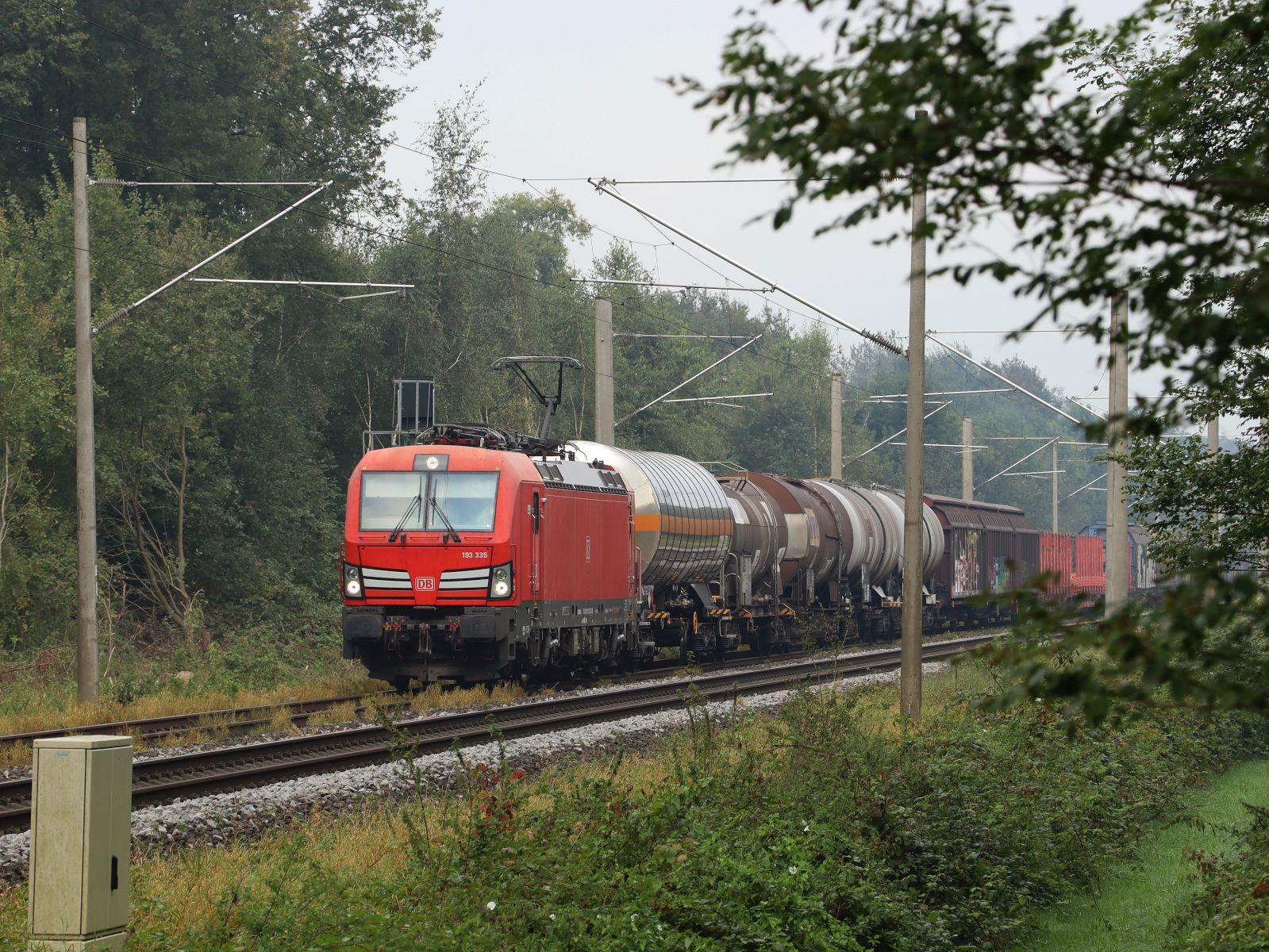 DB Cargo Vectron Lokomotive 193 335-7 (91 80 6193 335-7 D-DB) bei Bahn�bergang Haagsche Strasse, Emmerich am Rhein 19-09-2024.

DB Cargo Vectron locomotief 193 335-7 (91 80 6193 335-7 D-DB) bij overweg Haagsche Strasse Emmerich 19-09-2024.