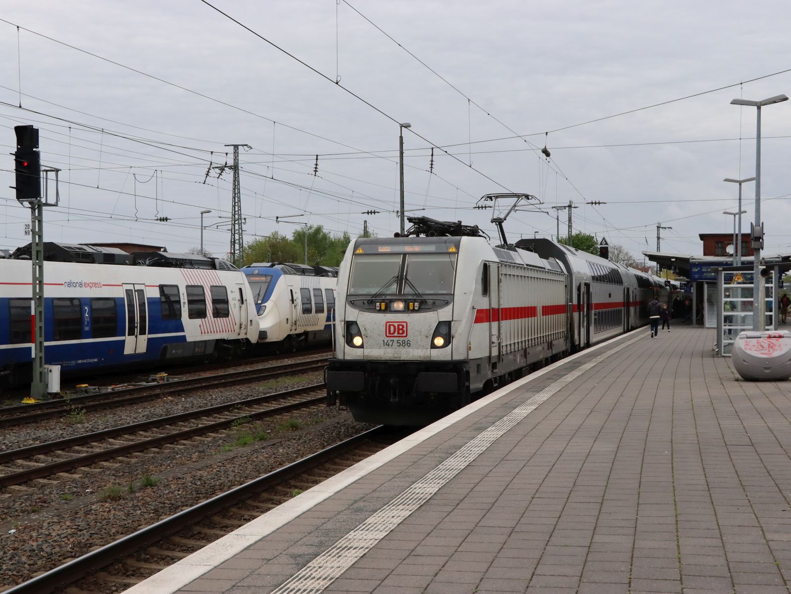 DB Fernverkehr Lokomotive 147 586-2  (91 80 6147 586-2 D-DB) Gleis 5 Bahnhof Rheine 17-04-2025.

DB Fernverkehr locomotief 147 586-2  (91 80 6147 586-2 D-DB) spoor 5 station Rheine 17-04-2025.