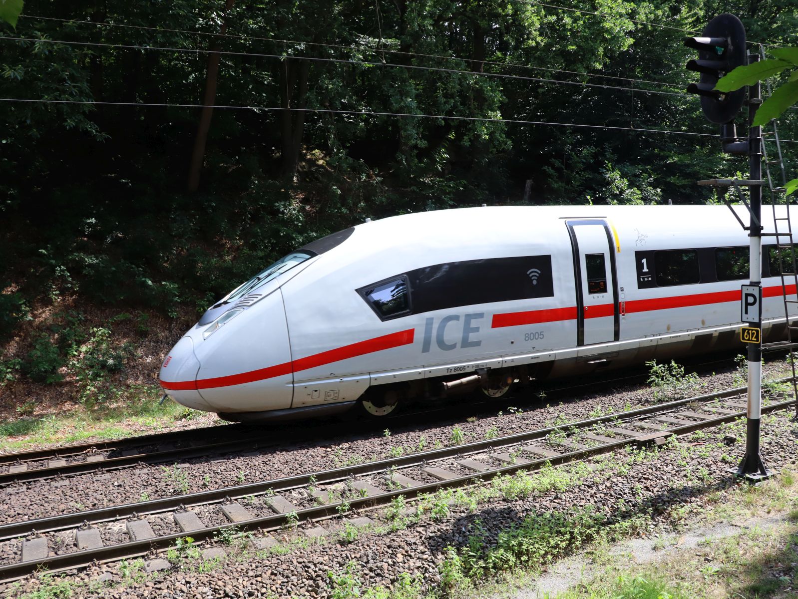 DB ICE neo TRiebzug 8005 (408 005) Bahn�bergang Bovenste Molenweg, Venlo, Niederlande 24-07-2025.

DB ICE neo treinstel 8005 (408 005) overweg Bovenste Molenweg, Venlo, Nederland 24-07-2025.