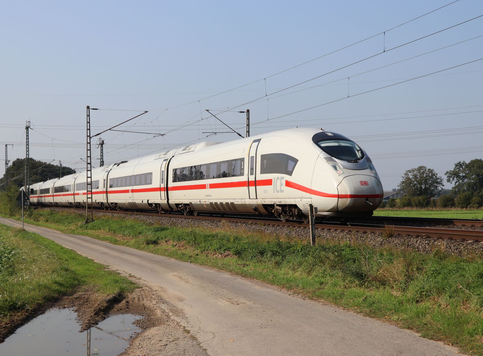 DB ICE neo Triebzug 8009 (408 009) Wasserstrasse, Hamminkeln 19-09-2024.

DB ICE neo treinstel 8009 (408 009) Wasserstrasse, Hamminkeln 19-09-2024.