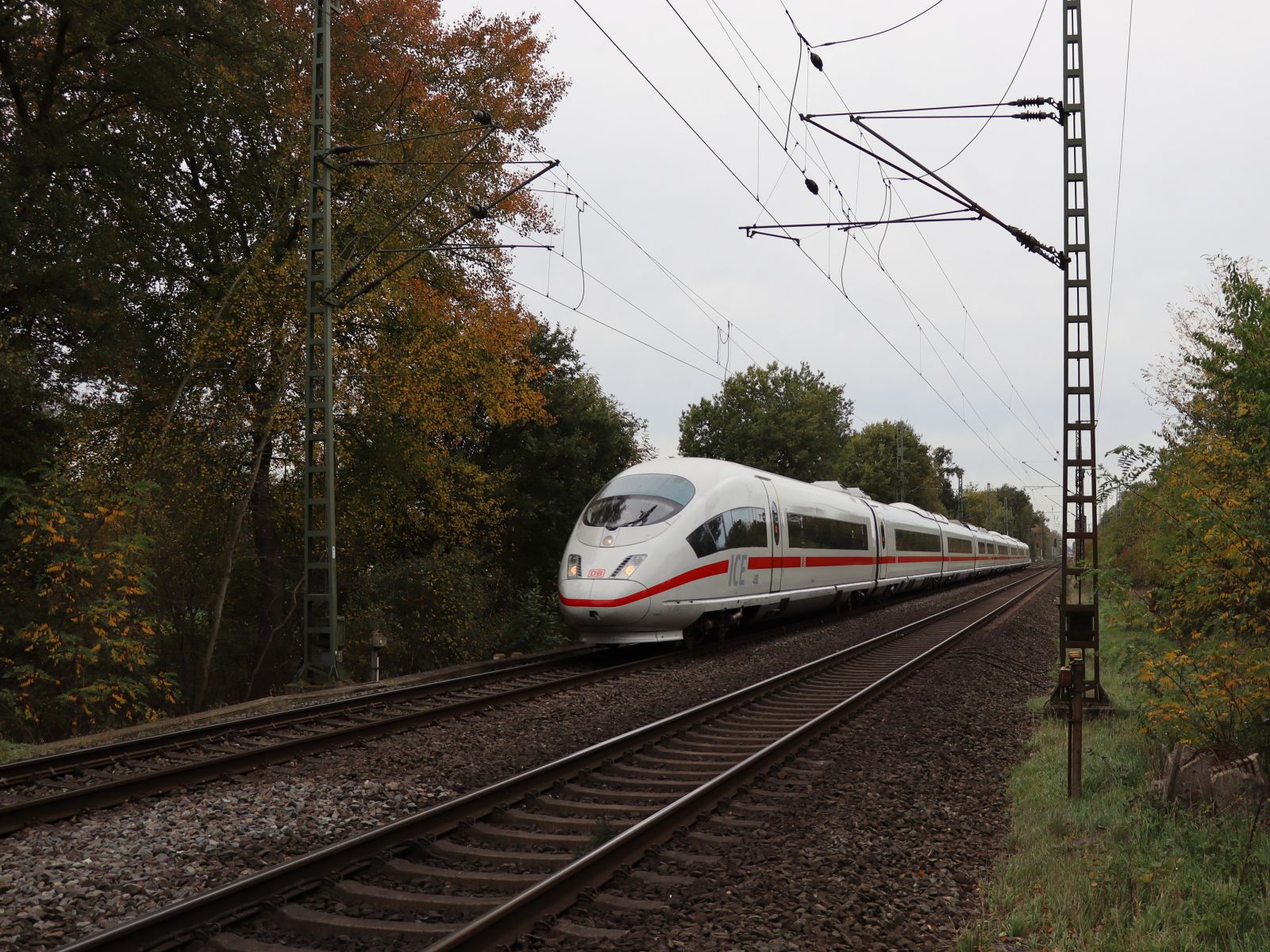 DB ICE Triebzug 4680 (406 080-2)  W�rzburg  bei Bahn�bergang Grenzweg, Hamminkeln 03-11-2022.

DB ICE treinstel 4680 (406 080-2)  W�rzburg  bij overweg Grenzweg, Hamminkeln 03-11-2022.