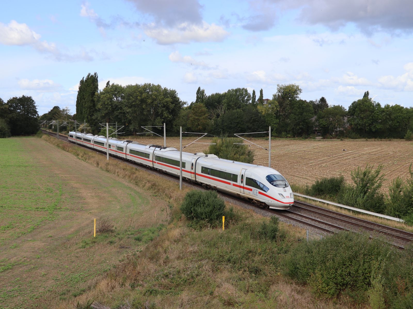DB ICE Triebzug 4683  Limburg an der Lahn  Baumannstrasse, Praest 16-09-2022.

DB ICE treinstel 4683  Limburg an der Lahn  Baumannstrasse, Praest 16-09-2022.