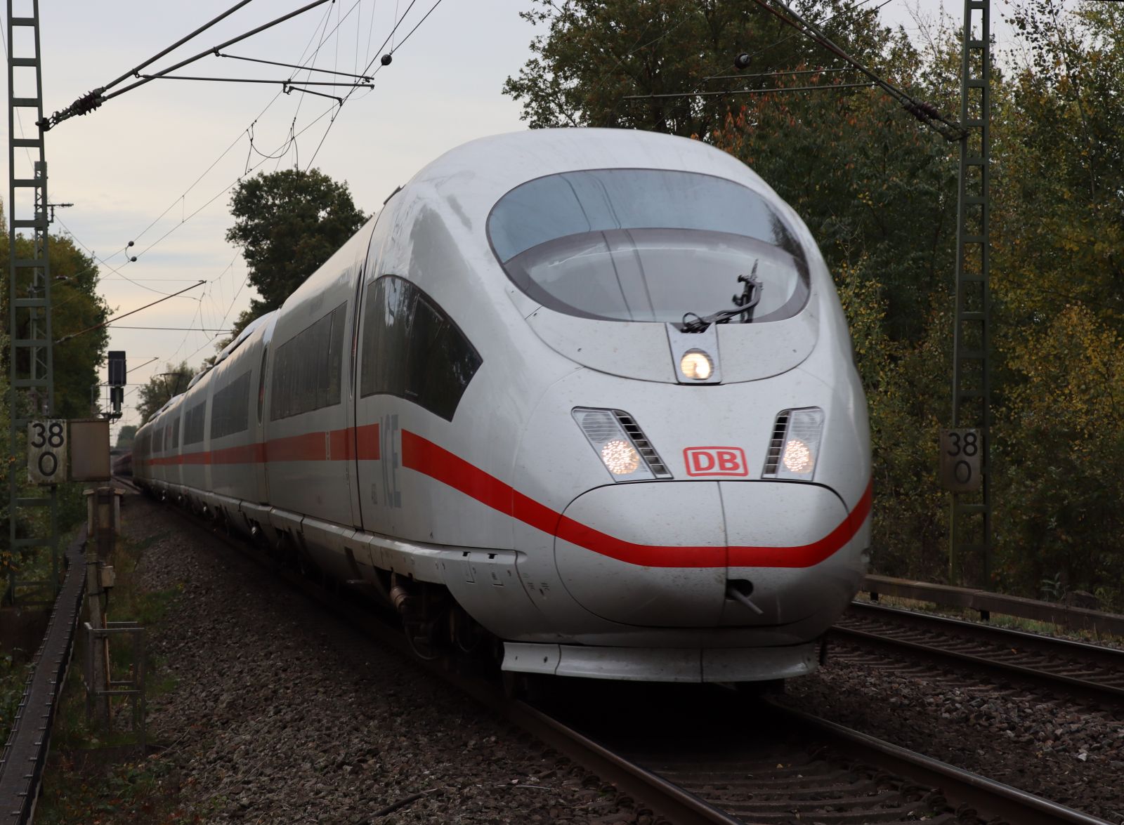 DB ICE Triebzug 4683  Limburg an der Lahn   Bahn�bergang Grenzweg, Hamminkeln 03-11-2022.


DB ICE treinstel 4683  Limburg an der Lahn   overweg Grenzweg, Hamminkeln 03-11-2022.