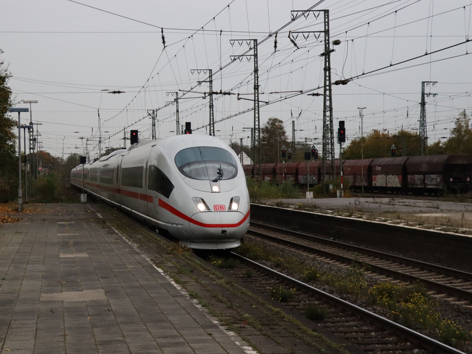 DB ICE Triebzug 4683  Limburg an der Lahn  Durchfahrt Gleis 2 Bahnhof Emmerich am Rhein 03-11-2022.

DB ICE treinstel 4683 genaamd  Limburg an der Lahn  doorkomst spoor 2 Emmerich 03-11-2022.