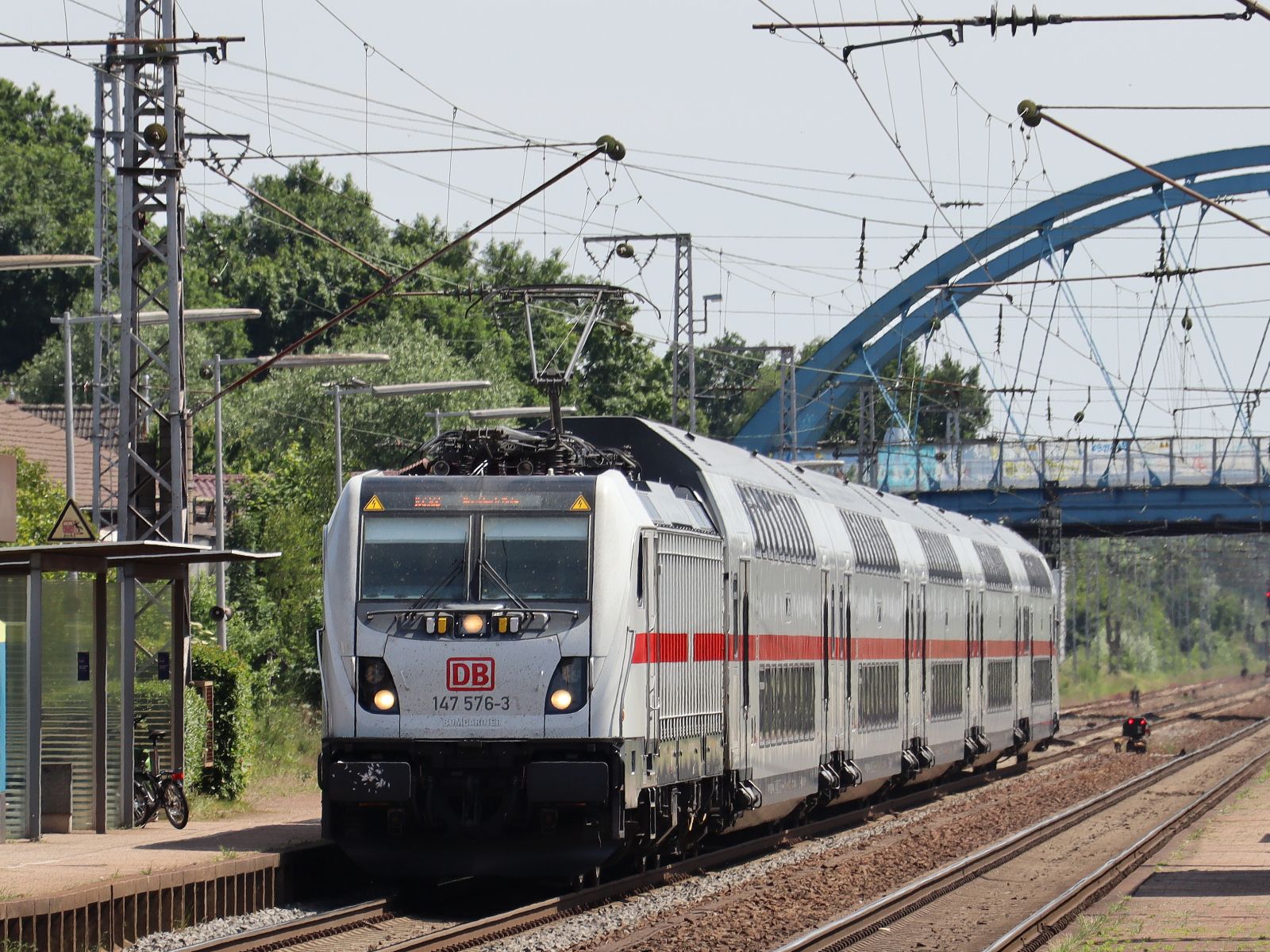 DB Lokomotive 147 576-3 f�hrt mit der Wagengarnitur 4903 Gleis 4 Bahnhof Salzbergen 03-06-2022.

DB locomotief 147 576-3 met rijtuigstam 4903 doorkomst spoor 4 station Salzbergen 03-06-2022.