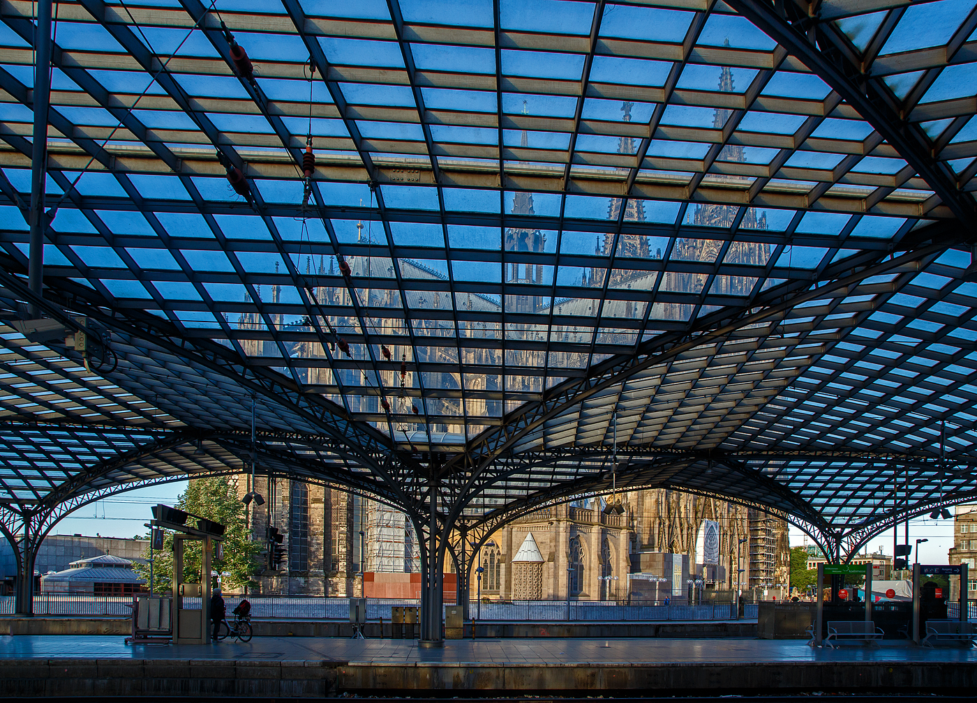 Den Kölner Dom mal etwas anders gesehen....
Hier am 14.05.2022 durch die Bahnsteigüberdachung vom Hauptbahnhof Köln.