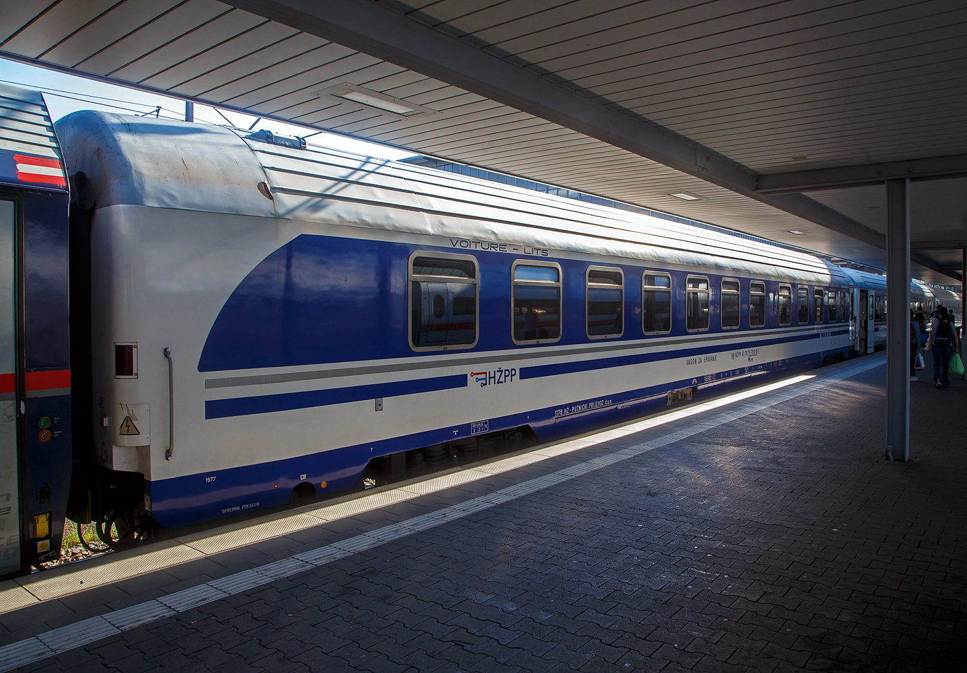 Der 1/2 Klasse Schlafwagen HR-HPP 61 78 71-70 010-1 der Gattung WLee der HPP - Hrvatske eljeznice Putnički prijevoz/ Kroatische Eisenbahnen Personenverkehrssparte am 25 Juli 2022 im Hbf Mnchen eingereiht im Zugverband als Wagen 271 des EN 498 „Lisinski“ (Zargreb – Dobova – Ljubjana – Jesenice – Villach – Salzburg – Mnchen) / EN 462 „Klmn Imre“ (Budapest - Győr - Hegyeshalom - Wien Hbf - Linz – Salzburg - Mnchen).

TECHNISCHE DATEN:
Lnge: 24.500 mm
Drehzapfenabstand: 17.200 mm
Breite: 2.883 mm
Hhe: 4.193 mm
Baujahr: 1980
Eigengewicht: 50 t
Betten (max.): 33
Hchstgeschwindigkeit: 160 km/h
Bremse: KE-PR-Mg