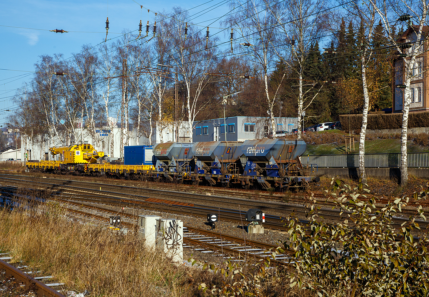 Der 125t Gleisbauschienenkran (Gleis- und Brckenbaukran) - KIROW Multi Tasker KRC 910, Kran 3 der MGW Gleis- und Weichenbau-GmbH & Co.KG (Berlin), Schweres Nebenfahrzeug Nr. D-MGWB 99 80 9419 025-8, ist in Transportstellung mit dem Schutzwagen gegenlastseitig (Gegengewichtwagen) 33 56 3999 005-0 SK-BUG (Gattung Res) und dem Schutzwagen auslegerseitig 33 80 3998 047-3 D-BUG (Gattung Res), am 30.10.2022 in Kreuztal abgestellt. Davor 3 zweiachsige Schttgutwagen fr Schotter der Gattung NS Fccpps der  Railpro.

Der Kran wurde 2018 von der Kirow Ardelt GmbH (Leipzig) unter der Fabriknummer  MT2017170871  gebaut und an die MGW geliefert.

TECHNISCHE DATEN:
Eigengewicht: 104 t (in Transportstellung)
Lnge ber Puffer: 13.000 mm (ohne Kranausleger), in Transportstellung mit den beiden Schutzwagen 13.000 mm + 2x19.900 mm = 52.800 mm
Achsanzahl: 8
Drehzapfenabstand: 8.000 mm
Drehzapfenabstand im Drehgestell 1 und 2: 2.300 mm
Achsabstand in den Einzeldrehgestellen: 1.100mm
Ergebene Achsabstnde in m: 1,1 / 1,2 / 1,1/ 4,6 / 1,1 / 1,2 / 1,1
Achsfolge: 1'A'1A' A1'A1'
Lauf-  und Treibraddurchmesser: 730 mm (neu)
Achslast: 13,0 t (Streckenlast 8,0 t/m)
Zugelassene Streckenklasse: CE oder hher
Dieselmotor: Wassergekhlter Cummins 6-Zylinder Reihenmotor mit Partikel-Filter
Motorleistung: 200 kW
Not-Dieselmotor: Luftgekhlter 2-Zylinder Viertakt-Dieselmotor mit Direkt-Einspritzung vom Typ Hatz 2 G 40 mit einer Leistung16 kW bei 3000 U/min
Fahrgeschwindigkeit im Zugverband: 100 km/h
Fahrgeschwindigkeit mit Eigenantrieb: 19 km/h
Zul. Anhngelast: 160 t
kleinster befahrbarer Radius: 80 m
Bremse: KE-GP mZ
Max. Tragfhigkeit abgesttzt: 100 t
Max. Tragfhigkeit freistehend: 90 t
Max. Traglast bei max. Ausladung: 23 t
Max. Hakenhhe: 21.000 mm