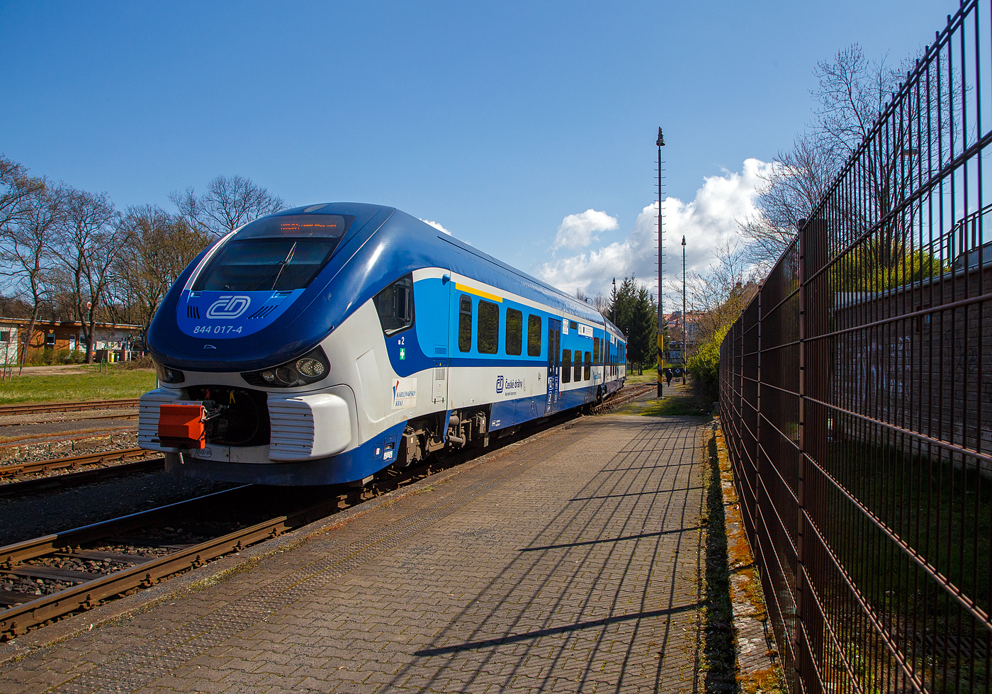 Der ČD „RegioShark“  844 017-4 (CZ-ČD 95 54 5 844 017-4), ein Dieseltriebzug vom Typ PESA LINK II (Pesa 223M), erreicht am 19.04.2023 als Os 17113 von Johanngeorgenstadt (Sachsen) kommend den Zielbahnhof Karlovy Vary doln ndra (Karlsbad unterer Bahnhof). Kurz nach der Ankunft fhrt er dann als Os 17138 ber (den oberen Bahnhof) Karlovy Vary nach Nove Hamry (Neuhammer).

Die Fahrzeuge setzen sich aus zwei weitgehend identischen Hlften zusammen, die ber ein nicht angetriebenes Jakobsdrehgestell verbunden sind. Angetrieben werden die beiden ueren Drehgestelle ber zwei MTU-Powerpacks, vom Typ MTU 6H 1800 R85Lmit je 390 kW Leistung, die unter dem Wagenfuboden angeordnet sind. Die Leistungsbertragung erfolgt jeweils mittels hydromechanischen Getriebes auf jeweils beide Achsen der Triebdrehgestelle. Bei Strecken mit Steigung hrt man im Innenraum sehr stark wie die Motoren arbeiten mssen, ansonsten sind die Fahrzeuge aber sehr Laufruhig.

Zwischen den Drehgestellen ist der Fahrgastraum niederflurig ausgefhrt, sodass an Bahnsteigen mit einer Hhe von 550 Millimetern ber Schienenoberkante ein barrierefreier Einstieg gewhrleistet ist. Der Fahrgastraum ist klimatisiert. 

TECHNISCHE DATEN:
Anzahl: 31 
Hersteller: PESA, Bydgoszcz, Polen
Spurweite: 1.435 mm (Normalspur)
Achsformel: B'2'B'
Lnge ber Kupplung:  43.730 mm
Achsstand im Drehgestell:  2.100 mm
Hhe:  4.185 mm
Breite: 2.900 mm
Gewicht: 86 t
Hchstgeschwindigkeit: 120 km/h
Motoren: 2 Stck MTU Unterflur-Powerpack  6H 1800 R85L
Installierte Leistung: 2 x 390 kW
Leistungsbertragung: hydromechanisch (Voith-Diwa-Getriebe) 	
Kupplungstyp: Scharfenberg
Sitzpltze: 120 (9 in der 1. und 111 in der 2. Klasse)
