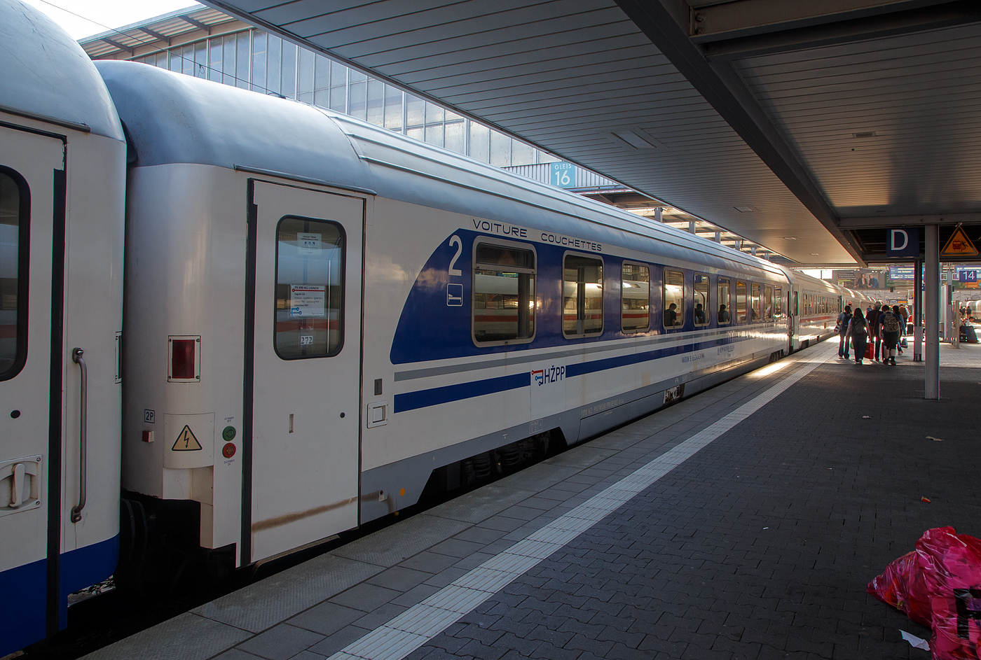 Der 2te Klasse Liegewagen HR-H PP 61 78 59-70 001-6 der Gattung Bcee der HPP - Hrvatske eljeznice Putnički prijevoz/ Kroatische Eisenbahnen Personenverkehrssparte am 25 Juli 2022 im Hbf Mnchen eingereiht im Zugverband als Wagen 272 des EN 498 „Lisinski“ (Zargreb – Dobova – Ljubjana – Jesenice – Villach – Salzburg – Mnchen) / EN 462 „Klmn Imre“ (Budapest - Győr - Hegyeshalom - Wien Hbf - Linz – Salzburg - Mnchen).

TECHNISCHE DATEN:
Lnge: 24.500 mm
Drehzapfenabstand: 17.200 mm
Eigengewicht: 51 t
Pltze/Liegen: 54 in 9 Abteilen  6 Pltze
Dienstabteil: 1
Toiletten/WC: 2
Hchstgeschwindigkeit: 160 km/h
Bremse: KE-PR-Mg