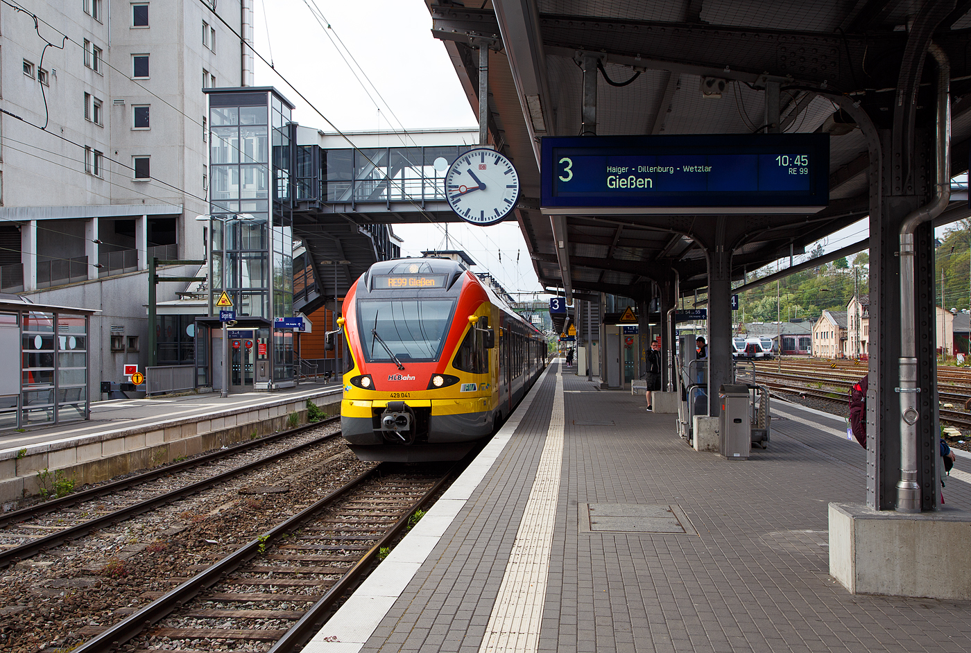 Der 5-teilige Stadler FLIRT 429 041 / 429 541 der HLB (Hessischen Landesbahn) steht am 30.04.2022, als RE 99  Main-Sieg-Express  (Siegen – Gießen), im Hbf Siegen zur Abfahrt bereit.