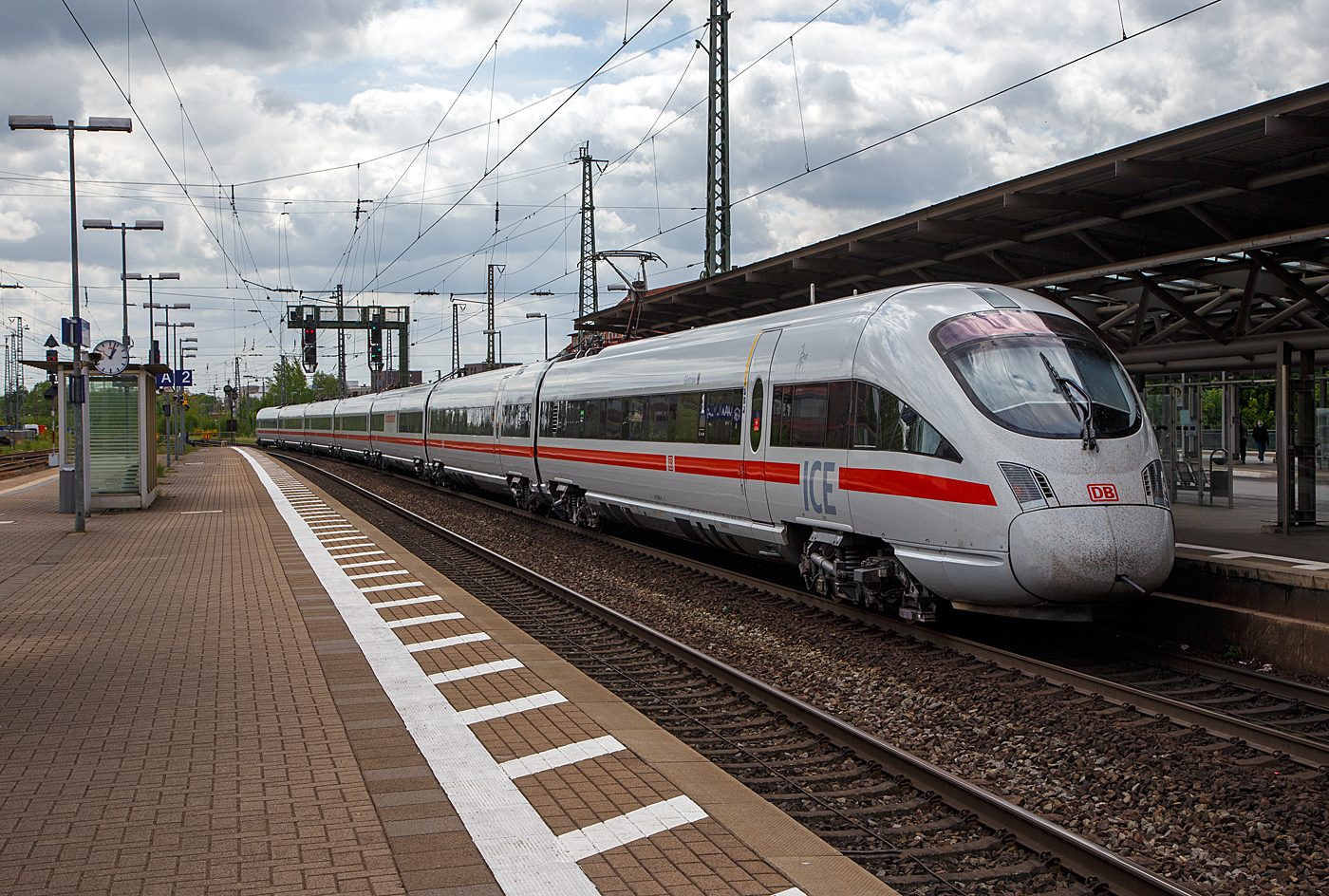 Der 7-teilige ICE T (411 509 / 411 009) Tz 1109 „Güstrow“ der DB Fernverkehr AG verlässt am 14 Mai 2022, als ICE 777 (Ostseebad Binz - Rostock Hbf - Hamburg Hbf - Hannover Hbf – Frankfurt a.M Hbf) den Bahnhof Lüneburg.

Der 7-teilige Triebzug mit Neigetechnik wurde 1999 von dem Konsortium ICN T (Bombardier Transportation, Deutsche Waggonbau AG, DUEWAG, Fiat Ferroviaria und SIEMENS) gebaut und an die DB Fernverkehr AG. Dieser ICE T hat nur die Zulassung für Deutschland. Optisch sieht der ICE T äußerlich dem ICE 3 sehr ähnlich, wenn man aber auf die Drehgestelle schaut, sieht man aber schon den Unterschied.

ICE T ist der Kurvenspezialist, er verfügt über eine spezielle Neigetechnik:
Der ICE T wurde 1999 in Betrieb genommen (1. Serie, die  2. Serie 2004). Er ist mit einer besonderen Technik konzipiert, um auf kurvenreichen Strecken den Wagenkasten ähnlich wie ein Motorradfahrer auf die Seite neigen zu können. Den ICE T gibt es in zwei Varianten, als Fünftiler (BR 415) und als Siebenteiler (BR DB 411 bzw. BR ÖBB 4011), welche aber miteinander gekuppelt und als Doppelzug gefahren werden können. Die fünfteilige Variante der Baureihe 415 beinhaltet ein Bordbistro und die siebenteilige Variante der Baureihe 411 zusätzlich noch einen Restaurantbereich. Am Anfang und Ende jedes ICE T bietet ein spezielles Abteil, das durch eine Glaswand vom Lokführer getrennt ist, die Möglichkeit diesem über die Schulter zu schauen.

Im Dezember 2013 wurde ein Modernisierungsprogramm für die ICE T-Flotte gestartet. Neben einer neuen Außenlackierung sowie neuen Teppichböden wurden die ICE T-Züge als einige der ersten Züge in Deutschland mit dem europaweiten Zugsicherungssystem ETCS (European Train Control System) ausgestattet. Damit kann die ICE T-Flotte beispielsweise auf der neugebauten Schnellfahrstrecke Halle/Leipzig - Erfurt eingesetzt werden, welche bis zu 50 Minuten Reisezeit einspart. Zudem fährt der ICE T nach Österreich und ermöglicht so zum Beispiel Direktverbindungen zwischen Frankfurt und Wien.

Ein siebenteiliger ICE T der BR 411 besteht aus:
•	Wagen 1 (BR 411.0): Trafowagen der ersten Klasse mit Führerstand (Steuerwagen) und Stromabnehmer, Gattung Apmzf, geführt als Wagen-Nr. 28 oder 38
•	Wagen 2 (BR 411.1): Stromrichterwagen der ersten/zweiten Klasse, Gattung ABpmz, geführt als Wagen-Nr. 27 oder 37
•	Wagen 3 (BR 411.2): Fahrmotorwagen mit Bordrestaurant, Gattung WRmz, geführt als Wagen-Nr. 26 oder 36
•	Wagen 4 (BR 411.8): Mittelwagen zweiter Klasse (mit 3 Fahrradstellplätzen, Gattung Bpmdz, geführt als Wagen-Nr. 24 oder 34
•	Wagen 5 (BR 411.7): Fahrmotorwagen der zweiten Klasse (mit Info-Point), Gattung Bmpz, geführt als Wagen-Nr. 23 oder 33
•	Wagen 6 (BR 411.6): Stromrichterwagen der zweiten Klasse (mit 1 Rollstuhlplatz), Gattung Bpmbz. geführt als Wagen-Nr. 22 oder 32
•	Wagen 7 (BR 411.5): Trafowagen der zweiten Klasse mit Führerstand (Steuerwagen) und Stromabnehmer, Gattung Bpmzf, geführt als Wagen-Nr. 21 oder 31

TECHNISCHE DATEN (BR 411):
Betriebsaufnahme: 1999 (1.Serie) / 2004 (2. Serie)
Zugkonzept: Triebwagenzug, Kuppelbare Zugeinheiten  (auch mit BR 415)
Zahl der Züge: 31 (1.Serie) / 28 (2. Serie) und 11 (5-teiler der BR 415)
Zahl der Wagen pro Halbzug: 7 (5 bei BR 405)
Zuglänge: 185 m (133 m BR 415)
Zuggewicht: 368 t
Antrieb: Elektrisch, Unterflur-Antrieb 
Anzahl angetriebener Achsen: 8
Zugelassene Höchstgeschwindigkeit: 230 km/h 
Leistung: 4.000 kW (3.000 kW BR 415)
Sitzplätze (BR 411 der 1.Serie): 359, davon 304 in der 2. Klasse, 55 in der 1. Klasse, zudem sind im Restaurant noch 24 Sitzplätze
