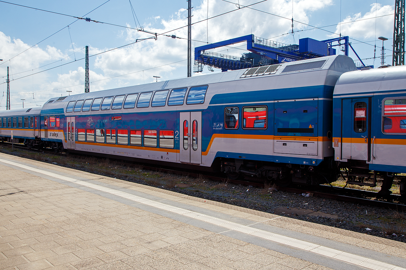 Der „alex“ 2. Klasse klimatisierter Doppelstock-Reisezugwagen D-DLB 55 80 26-75 601-2, der Gattung DBpz, abgestellt am 21.04.2023 im Zugverband beim Hbf Hof.

Um der Wachsenden Nachfrage für den „alex“ auf dem Nordast gerecht zu werden, wurden 2009 bei Bombardier 7 klimatisierte Doppelstockwagen 2. Klasse der Bauart DBpz, von der ehemaligen VGB - Vogtlandbahn GmbH (heute DLB - Die Länderbahn GmbH) beschafft. So wurde auch dieser 2009 von Bombardier im Werk Görlitz gebaut und geliefert. Diese Wagen sind die wenigen direkt für den alex gebaute Wagen, meistens kommen doch älter gebrauchtgekaufte modernisierte UIC-Z-Reisezugwagen (IR/IC-Wagen) zum Einsatz. Heimatbahnhof der alex-Wagen ist Schwandorf.

TECHNISCHE DATEN:
Gebaute Anzahl: 7
Nummernbereich: 55 80 26-75 601 bis 607
Gattung: DBpz
Hersteller:  Bombardier, Werk Görlitz,  Baujahre 2009
Spurweite: 1.435 mm
Anzahl der Achsen: 4
Länge über Puffer: 26.800 mm
Wagenkastenlänge: 26.400 mm
Wagenkastenbreite: 2.784 mm
Höhe über Schienenoberkante: 4 631 mm
Drehzapfenabstand: 20.000 mm
Achsstand im Drehgestell: 2.500 mm
Drehgestell Bauart: Görlitz VIII
Leergewicht: 50 t
Höchstgeschwindigkeit: 160 km/h
Zulassungen: nur Deutschland
Sitzplätze in der zweiten Klasse: 126
Fahrradstellplätze: 12
Toiletten: 1, geschlossenes System, aber nicht Behindertengerecht
Bremsbauart: KE-PR-A-Mg (D) [ep|NBÜ]
Heizungsbauart: Klimaes
Energieversorgung: Zentrale Energieversorgung aus der Zugsammelschiene