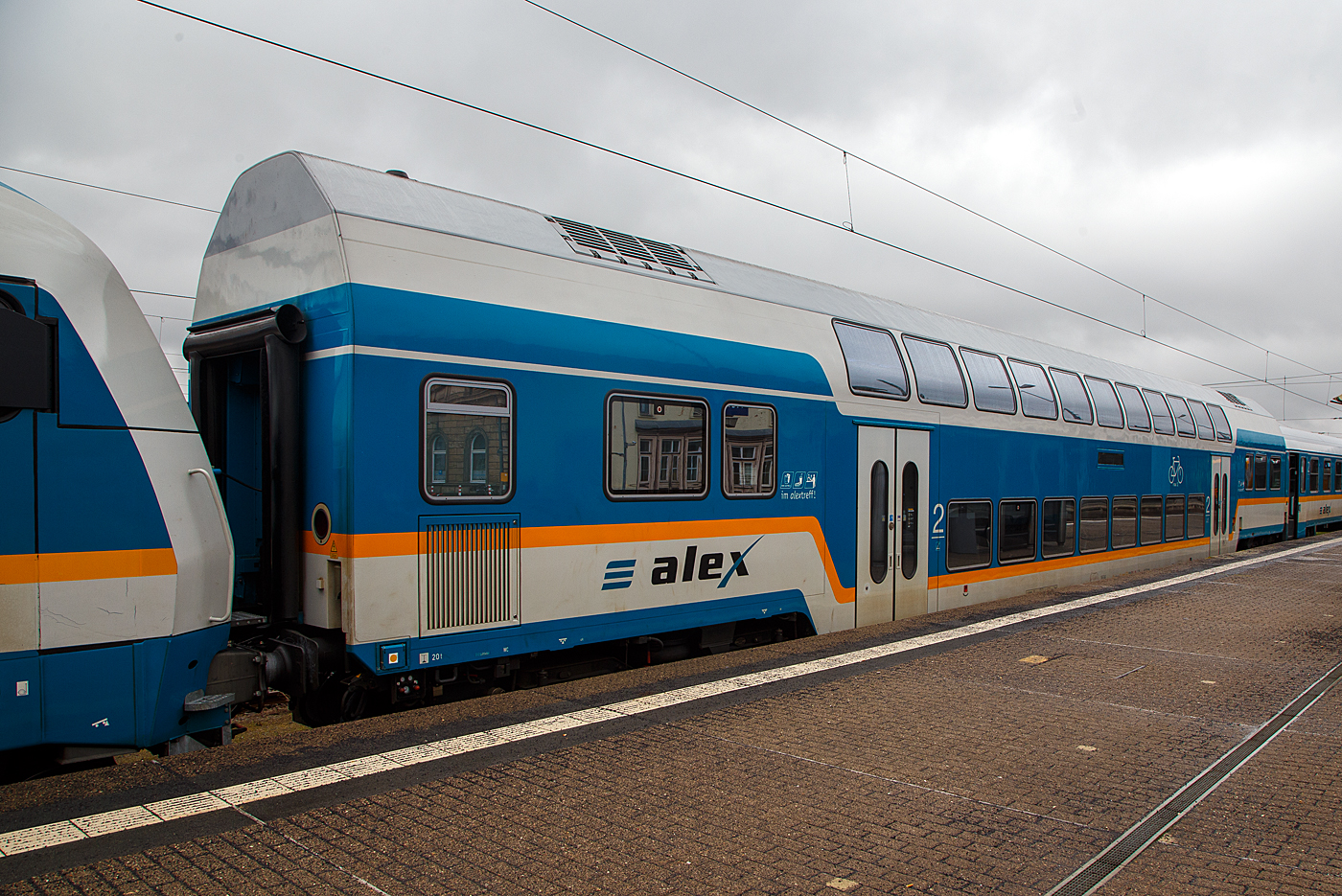 Der „alex“ zweite Klasse Doppelstockwagen der Bauart DBpz, D-DBL 56 80 26-75 602-0, der DBL - Die Länderbahn GmbH, eingereiht in einen RE nach München Hbf, am 17 April 2023 im Hbf Hof.

Sieben dieser klimatisierten Doppelstockwagen wurden 2009 bei Bombardier beschafft um der Wachsenden Nachfrage auf dem Nordast gerecht zu werden.

TECHNISCHE DATEN:
Hersteller: Bombardier, Werk Görlitz
Baujahr: 2009
Spurweite: 1.435 mm (Normalspur)
Länge über Puffer: 26.800 mm
Wagenkastenlänge: 26.400 mm
Drehzapfenabstand: 20.000 mm
Achsstand im Drehgestell: 2.500 mm
Drehgestellbauart: Görlitz VIII
Leergewicht: 50 t
Höchstgeschwindigkeit: 160 km/h
Zulassungen für: D
Sitzplätze: 126 in der 2. Klasse
Bremsbauart: KE-PR-A-Mg