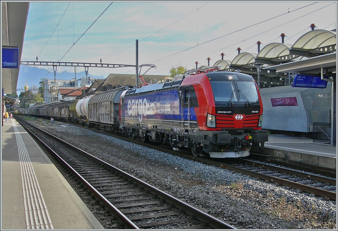Der Anfang vom Ende - die ganz neue SBB Cargo 193 065 (91 80 6193 063-5 D-NRAIL) steht mit einem Güterzug in Vevey und hat somit schonmal einen Umlauf einer SBB Re 4/4 II eingenommen. Somit werden die Re 4/4 II nun auch im Güterverkehr wohl recht bald kaum mehr zu sehen sein. 

25. Oktober 2024