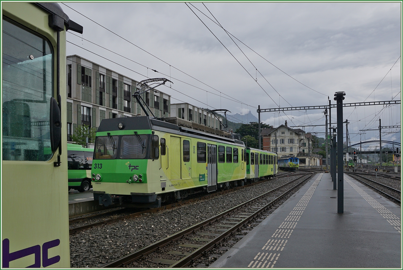 Der ausser Takt angekommene BDeh 4/4 313 mit Bt bleibt in Aigle auf Gleis 16 abgestellt. 

21. Juli 2024