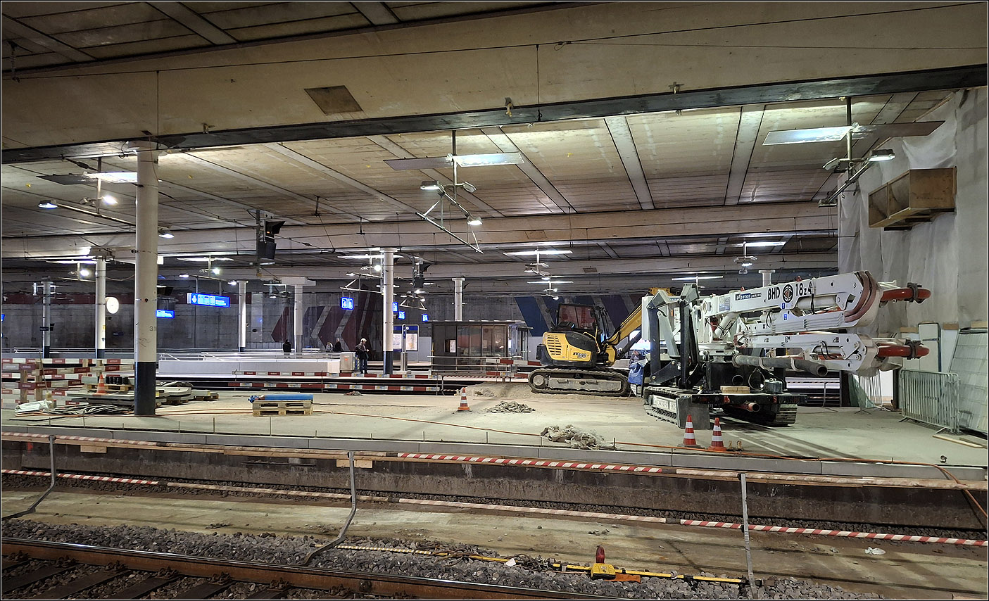 Der Bahnhof Bern - 

Der Bahnsteig der Gleise 5 und 6 ist derzeit außer Betrieb und wird gebraucht für die Bauarbeiten an der neuen Unterführung bzw. dem neuen RBS-Tunnelbahnhof.

07.03.2025