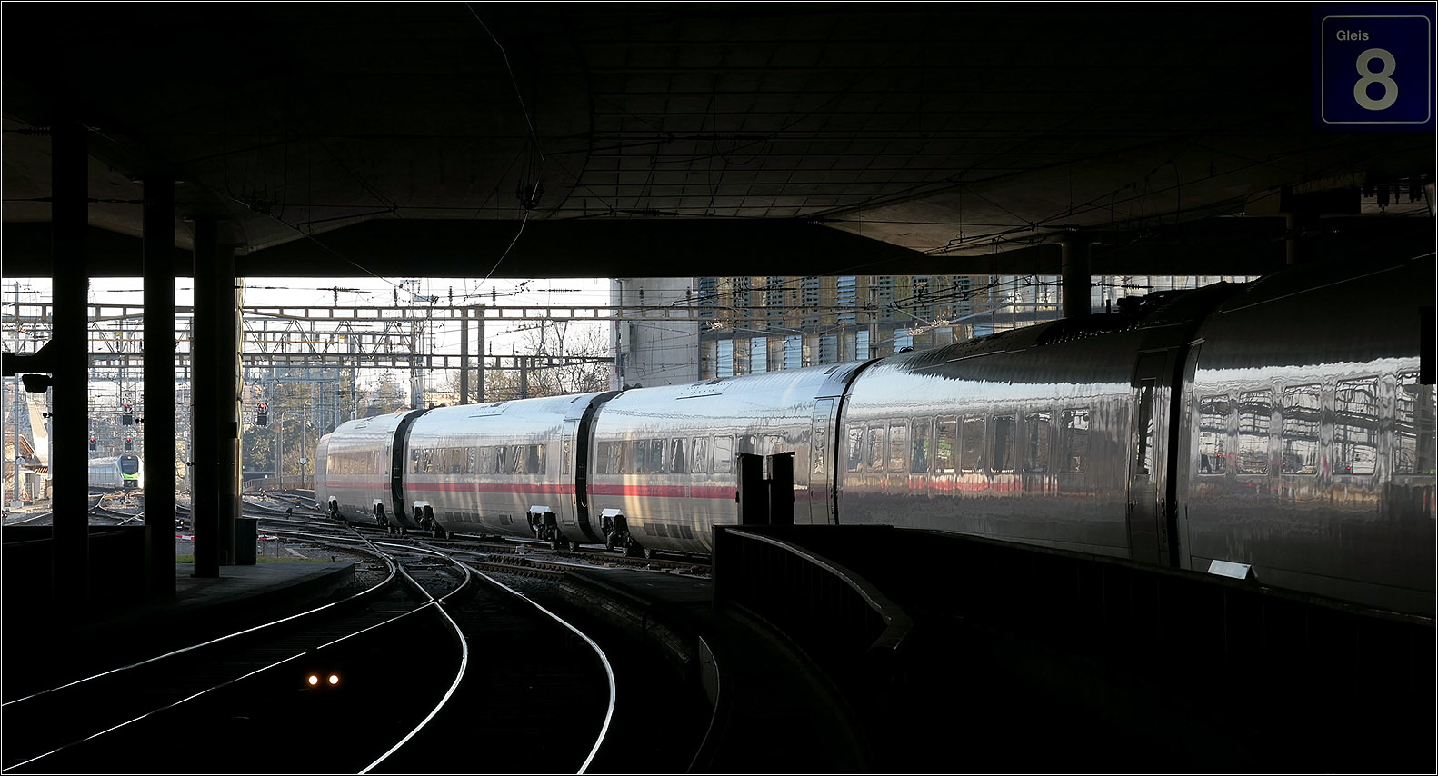 Der Bahnhof Bern - 

Eine kleine Serie mit der Einfahrt eines ICE 4 in den Berner Bahnhof.

Noch befindet sich der hintere Zugteil im hellen, während der größte Teil des ICE 4 schon im Halbdunkel des Bahnhofes ist. Hinten ist schon wieder ein BLS-Flirt 4-Triebzug auf dem viergleisigen Lorraineviadukt zu sehen.

07.03.2025