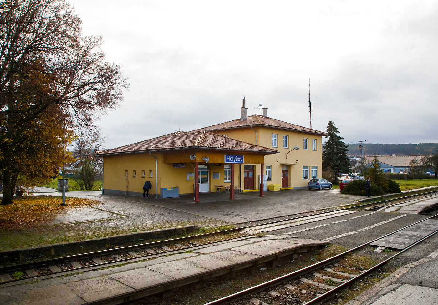 Der Bahnhof Holov (Holleischen) an der „Bhmische Westbahn“ Bahnstrecke Plzeň–Furth im Wald (SDC 180), hier am 24.11.2022 aus dem EC 360 / Ex 6.