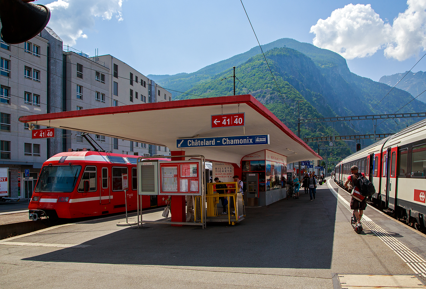 Der Bahnhof Martigny (deutsch Martinach) im Kanton Wallis, links die schmalspurigen Gleise 40 und 41 für den Mont-Blanc Express, nach Châtelard und weiter nach Chamonix, der TMR - Transports de Martigny et Régions, ex Martigny-Châtelard-Bahn (MC), am 26. Mai 2023 bei einem Zwischenstopp auf unserer Reise. Hier steht der TMR Triebwagen BDeh 4/8 22 (Z 823/Z 824), TSI-Nr. 90 85 838 0822-9 CH-TMRSA zur Abfahrt bereit. Rechts die normalspurigen SBB Gleise.

Die Martigny-Châtelard-Bahn, abgekürzt MC, (französisch: Chemin de fer Martigny–Châtelard) ist eine 18 km lange meterspurige Bahnstrecke mit Zahnstangenabschnitten, sowie eine ehemalige Bahngesellschaft im Kanton Wallis (CH). Die Bahngesellschaft MC fusionierte 2001 mit der Martigny-Orsières-Bahn (MO) zu den Transports de Martigny et Régions (TMR). 

Auf französischer Seite führt die Strecke weiter über Vallorcine und Chamonix nach Saint-Gervais-Le Fayet, diese weiterführende Bahnstrecke Saint-Gervais–Vallorcine wird von der französischen Staatseisenbahn (SNCF) betrieben.

Von den Transports de Martigny et Régions wird ihr Zugsangebot auf der Bahnstrecke Martigny–Châtelard unter dem Namen Mont Blanc-Express vermarktet.
