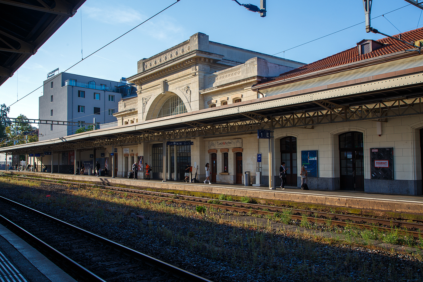 Der Bahnhof Vevy am 11 September 2023
Blick vom Bahnsteig 2 auf den Bahnsteig 1, dahinter das Empfangsgebäude.
